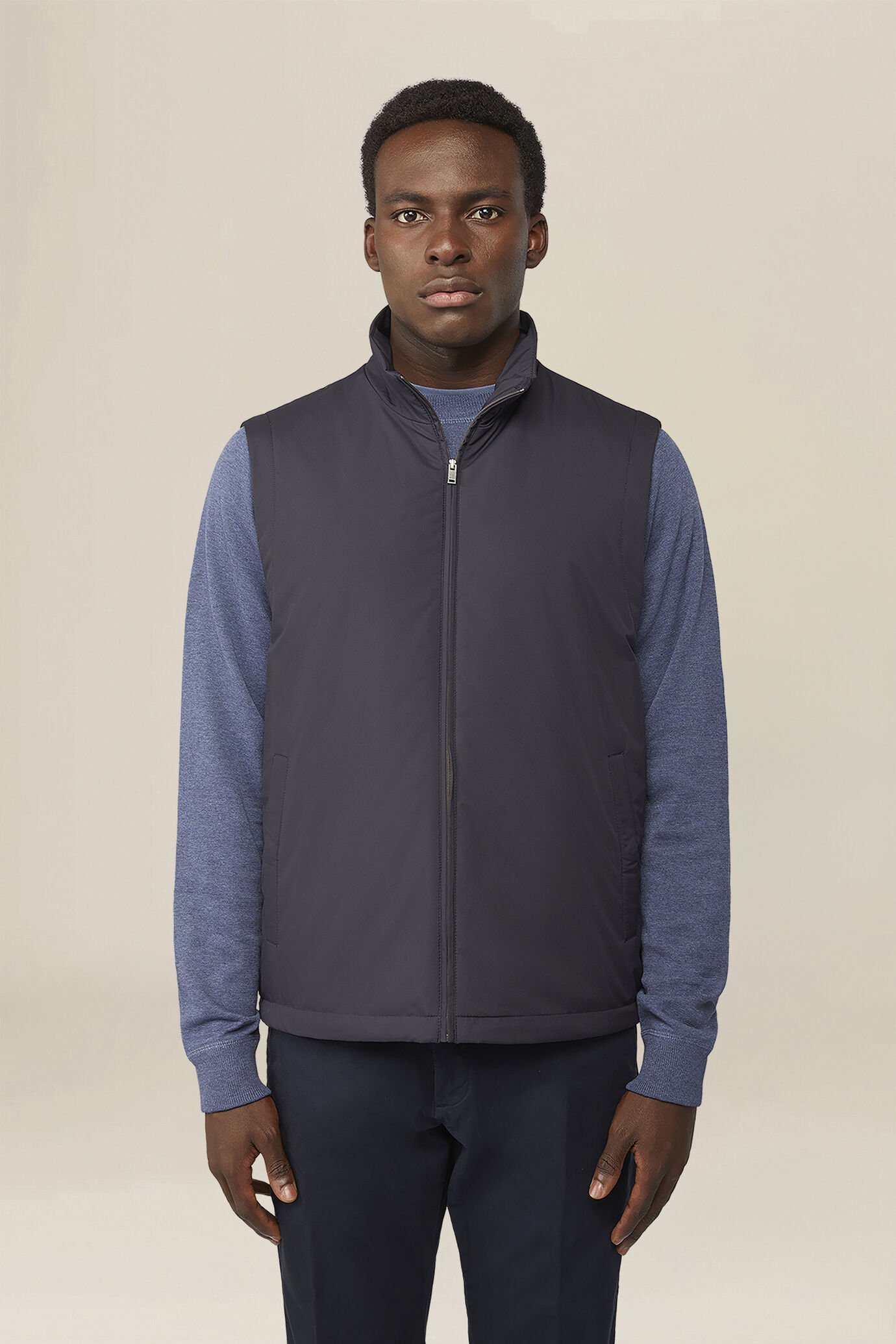 Veste sans manches en tissu technique r&eacute;versible l&eacute;g&egrave;rement rembourr&eacute;e image number 0