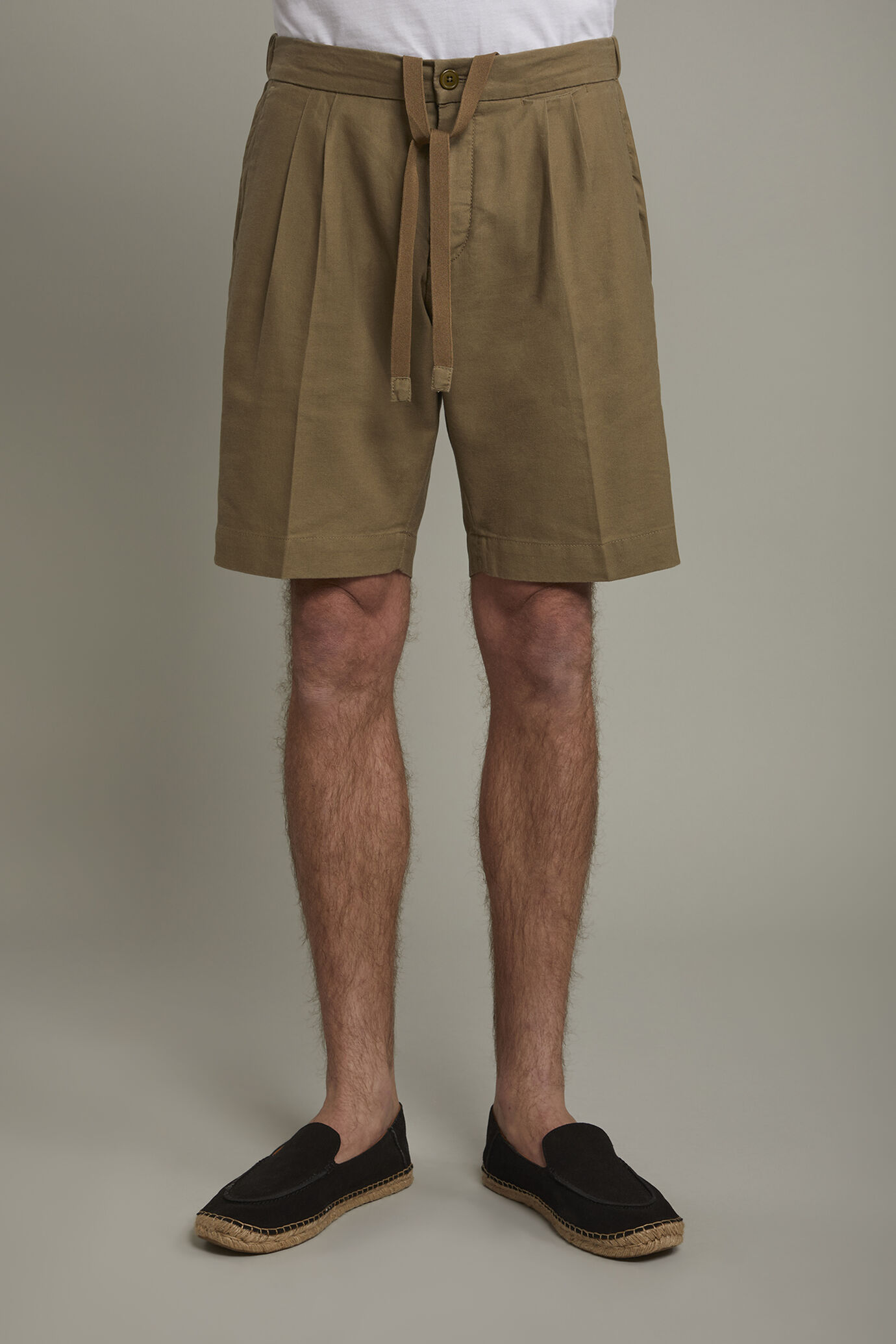 Men's Bermuda shorts with double pinces and laces on waist in linen-blend canvas fabric image number 3