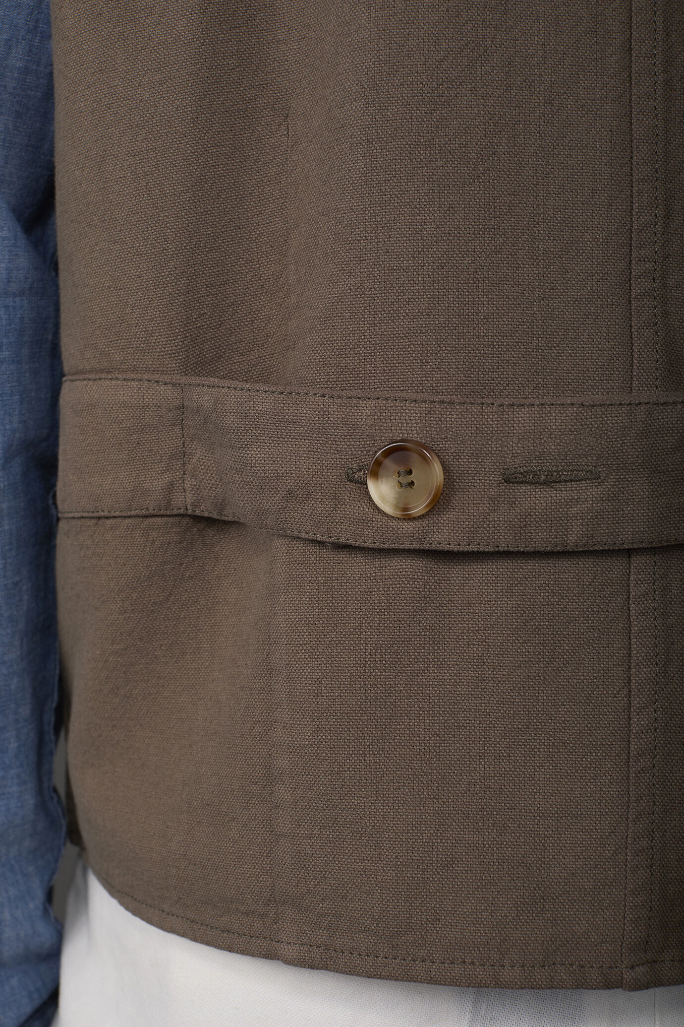 Men's vest with patch pockets and V-neck in linen and cotton blend image number 3