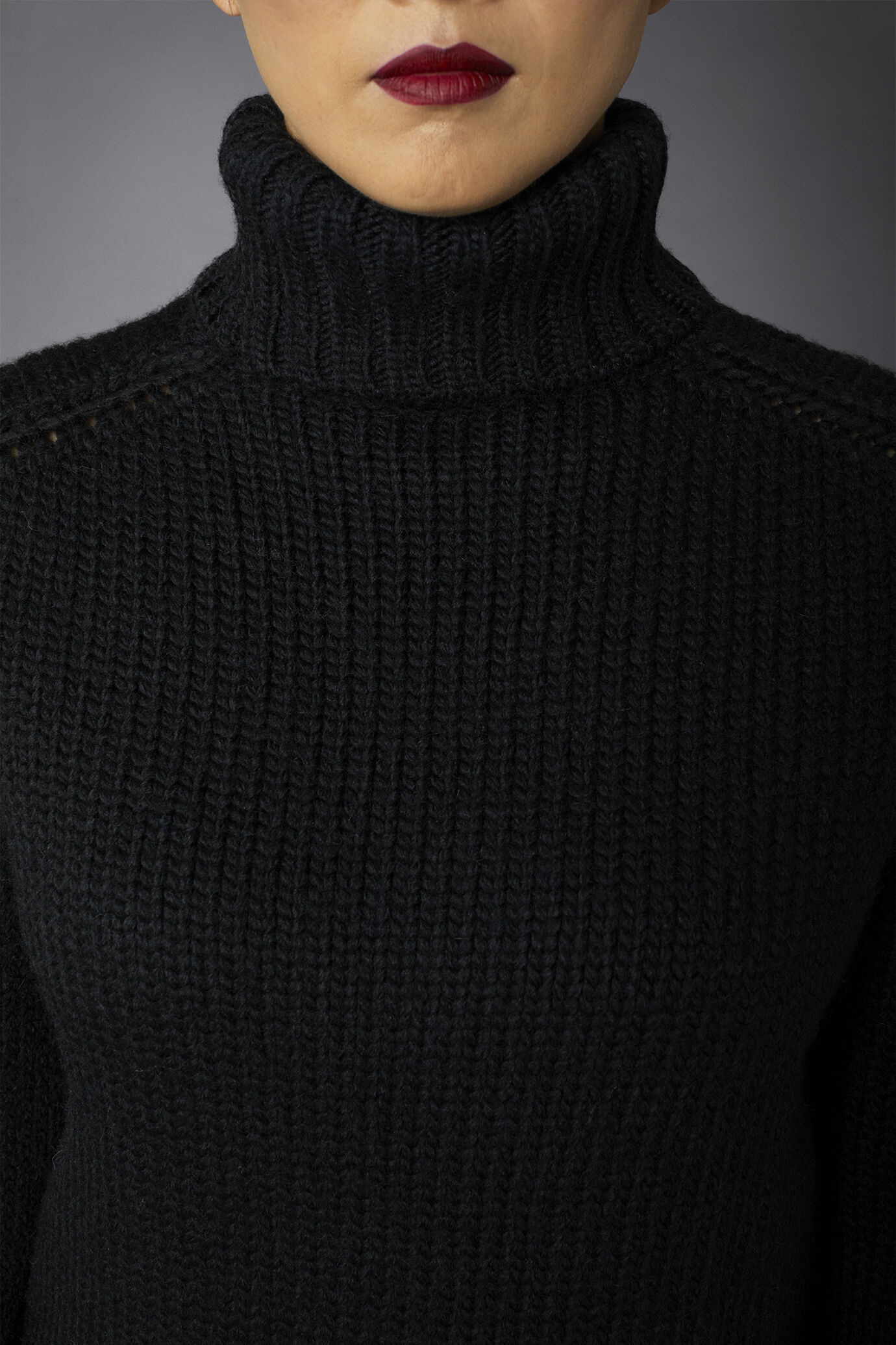Women's wool-blend turtleneck sweater image number 3