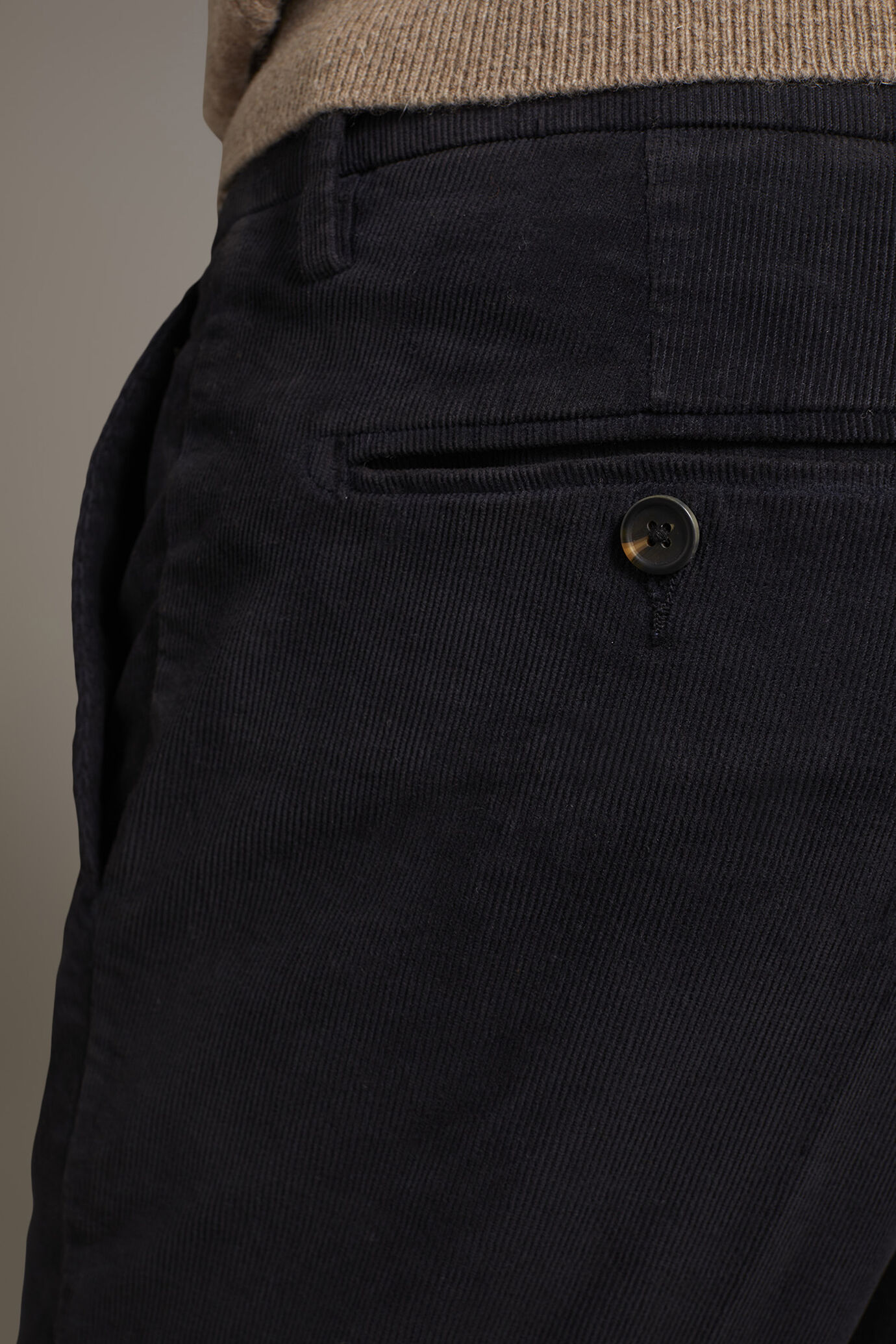 Pantalone chino regular fit tessuto velluto a coste image number 4