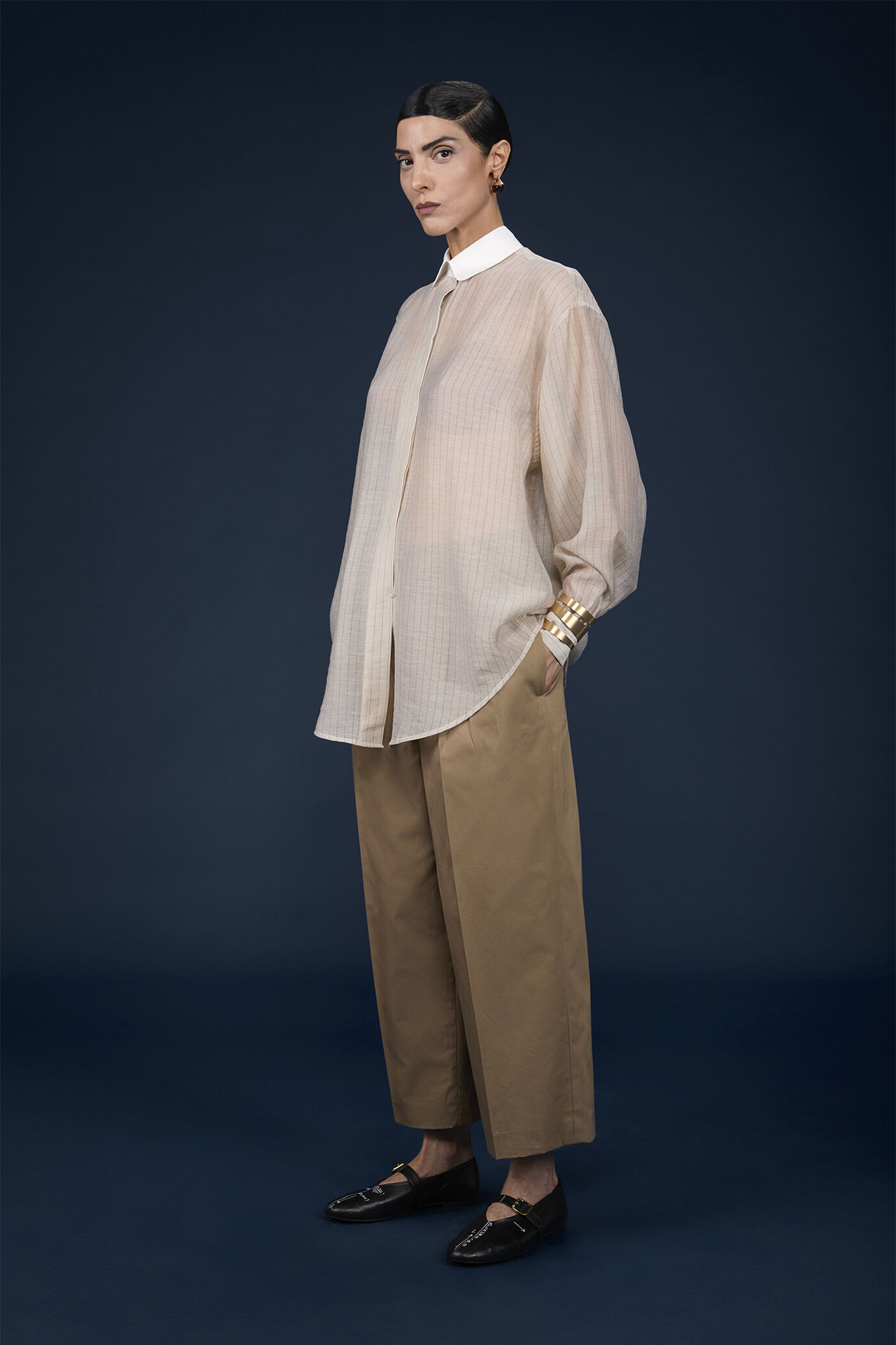 Chemise oversize pour femme, modèle à col uni en tissu rayé transparent image number 1