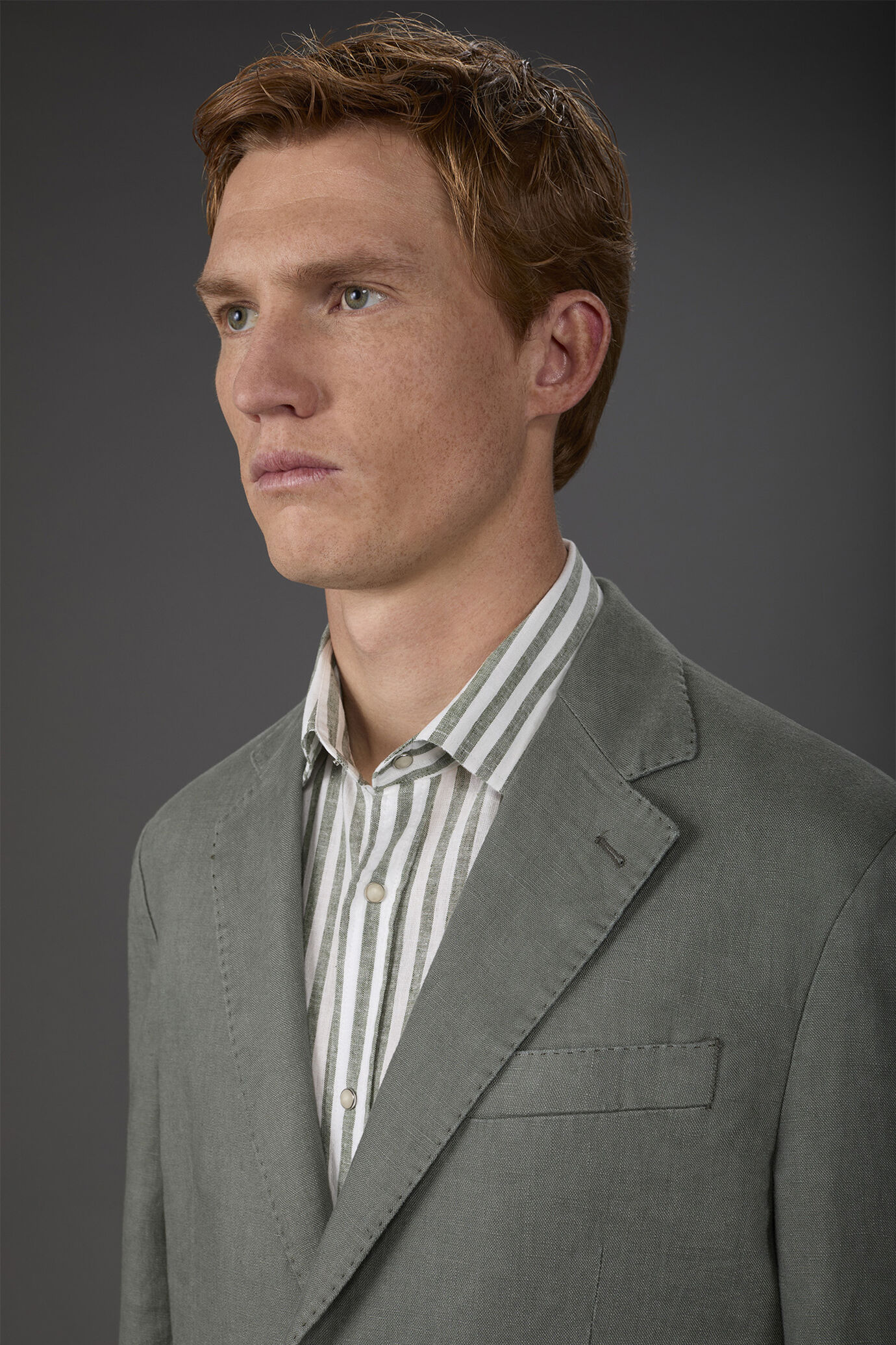 Veste homme à simple boutonnage, non doublée, avec revers classique et poches à rabat en 100% lin image number 2