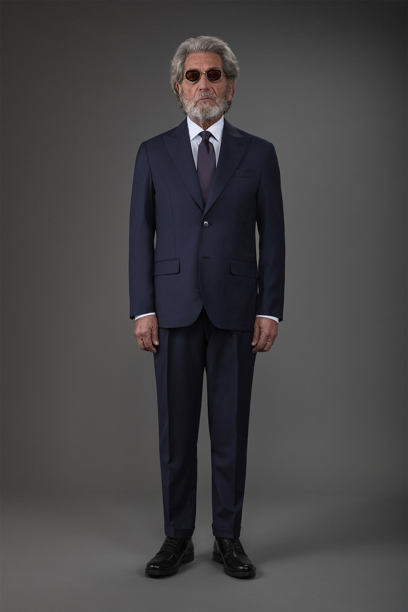 Single-breasted men's suit with classic single-pleat trousers, in 100% wool with dobby texture