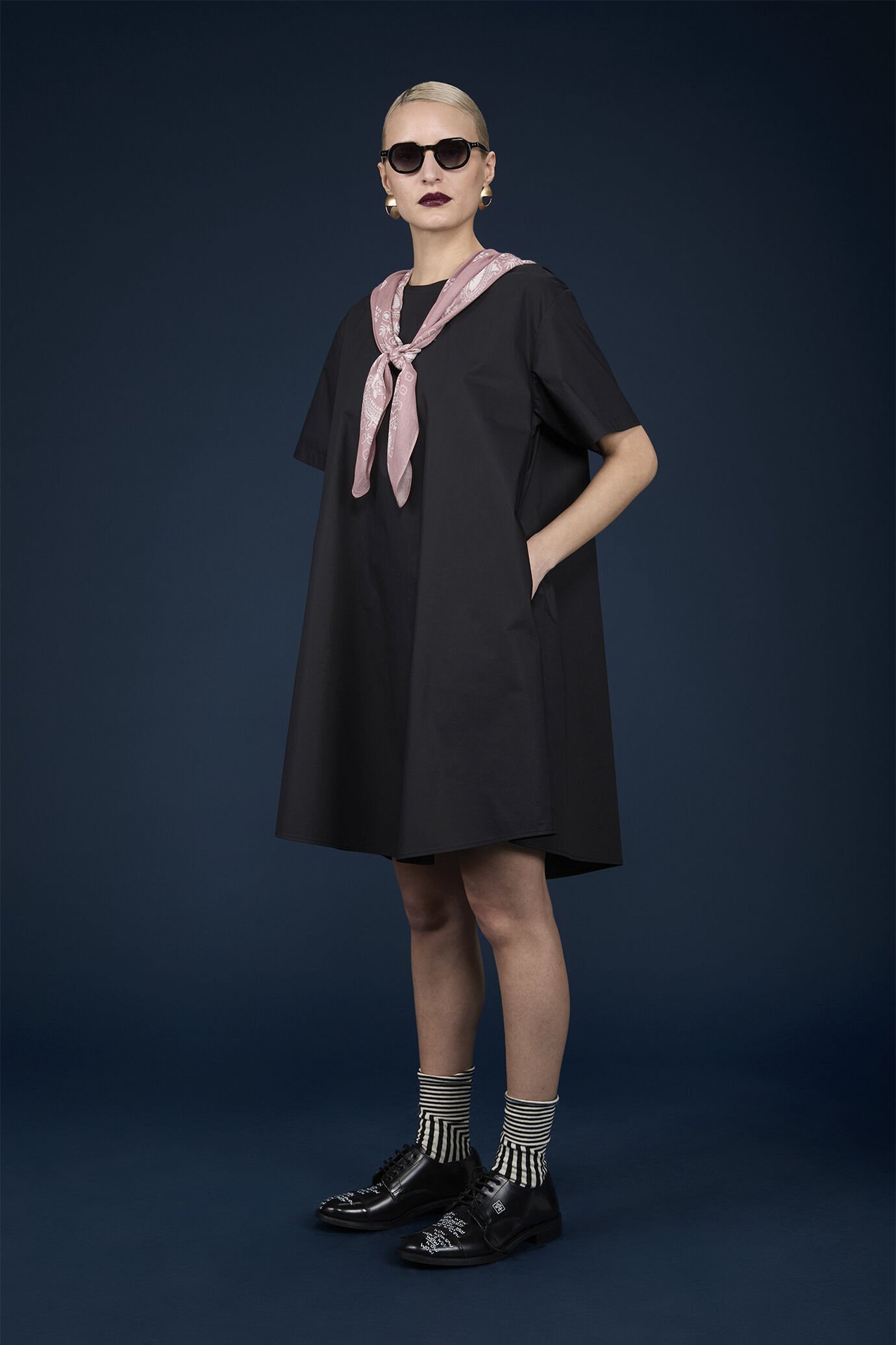 Kurzes, ausgestelltes Damenkleid mit kurzen Ärmeln und Seitentaschen