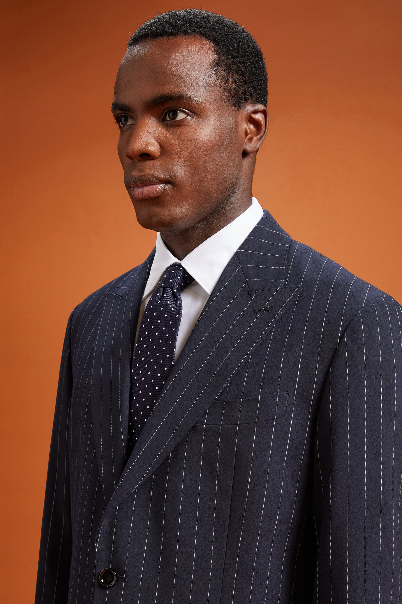 Costume homme à simple boutonnage avec veste classique à revers en pointe en tissu à fines rayures, coupe classique image number 3