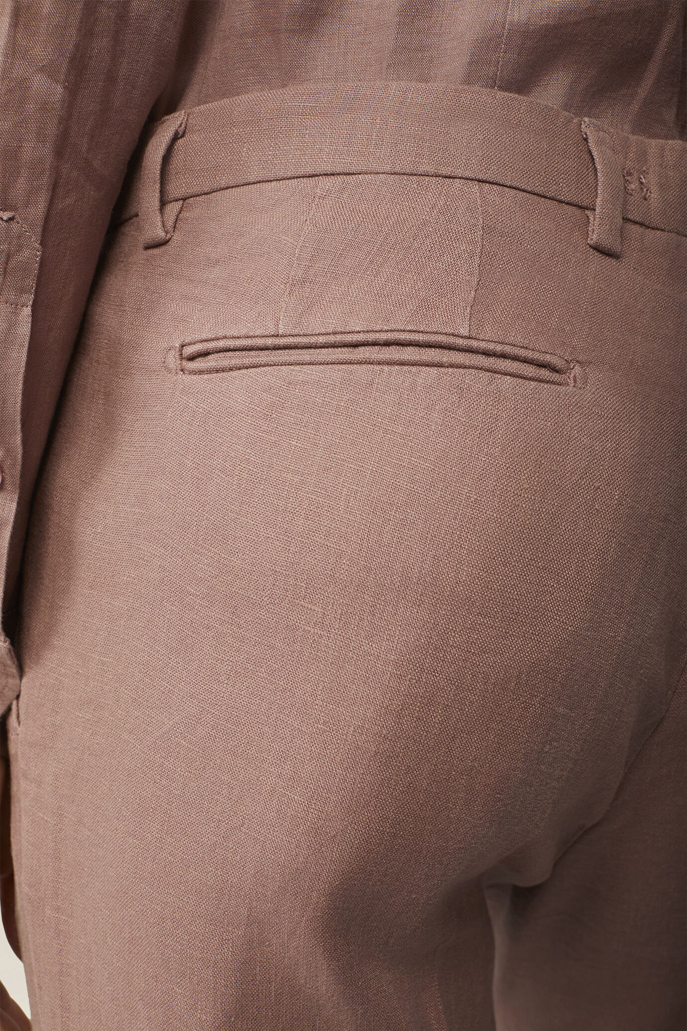 Pantalone uomo 100% lino con due piccole pinces e bottone nascosto image number 3