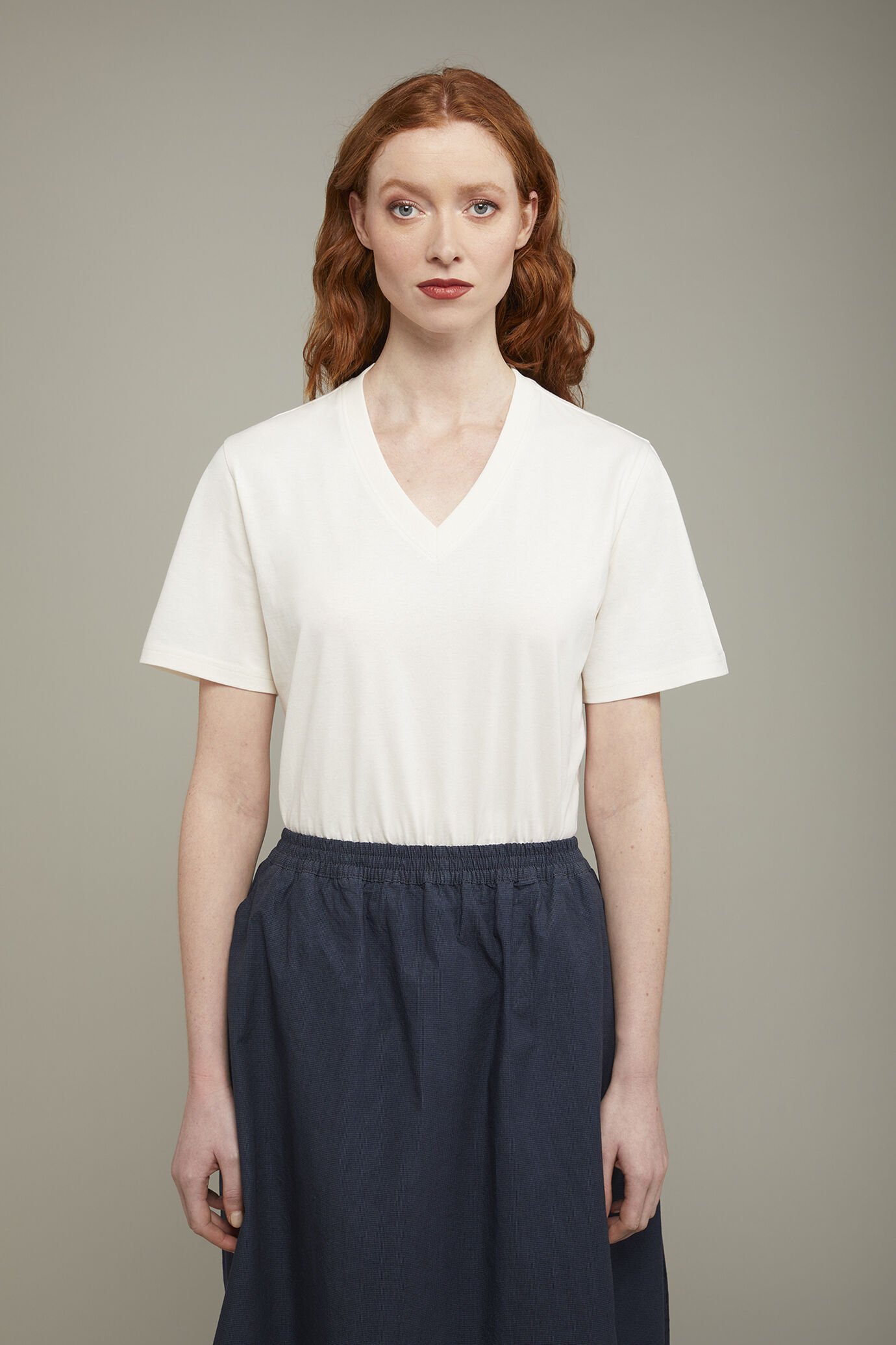 Damen-T-Shirt mit V-Ausschnitt aus 100 % Baumwolle in normaler Passform