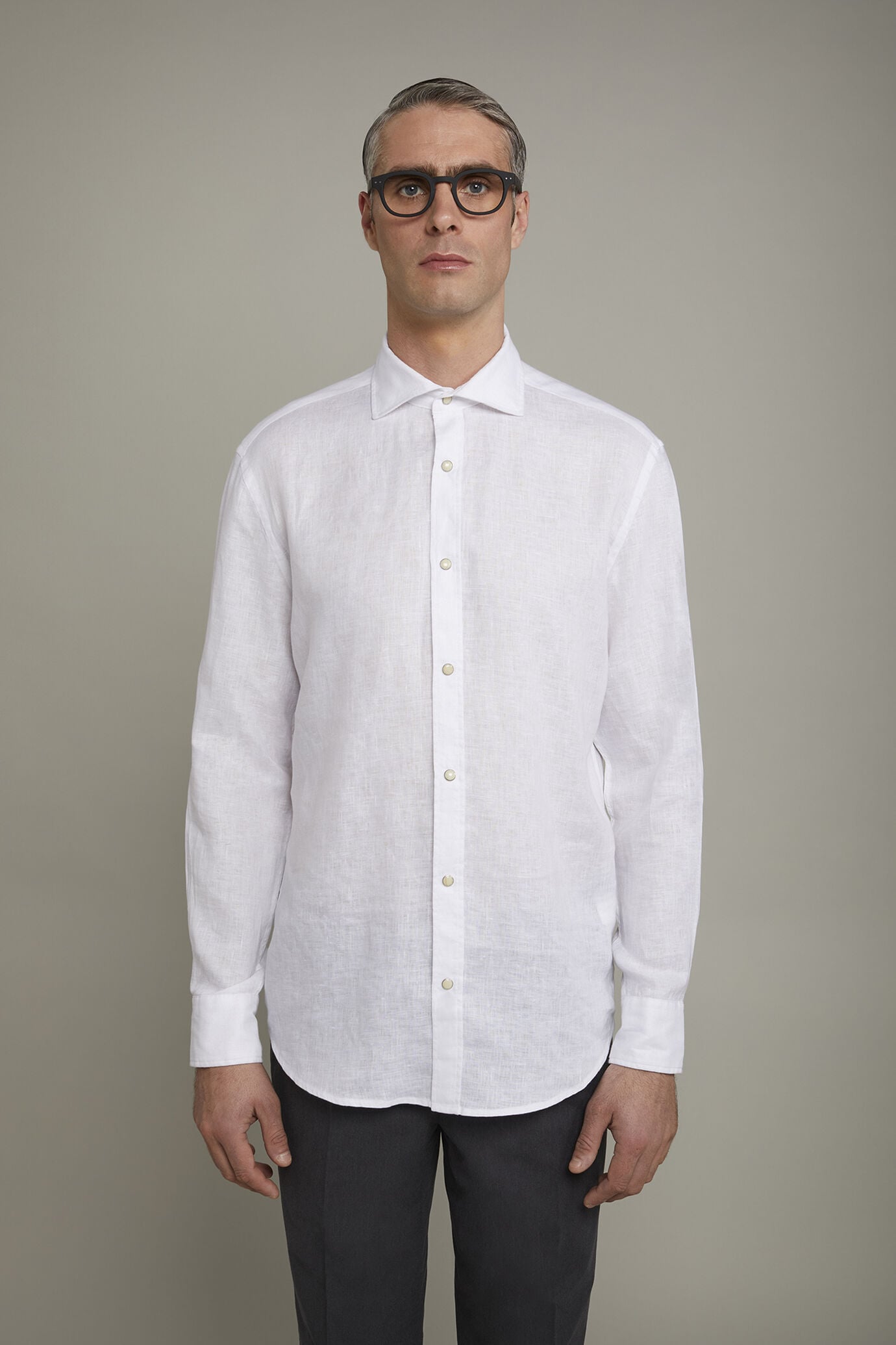 Chemise d&eacute;contract&eacute;e homme &agrave; col classique, en 100&nbsp;% lin, coupe confort