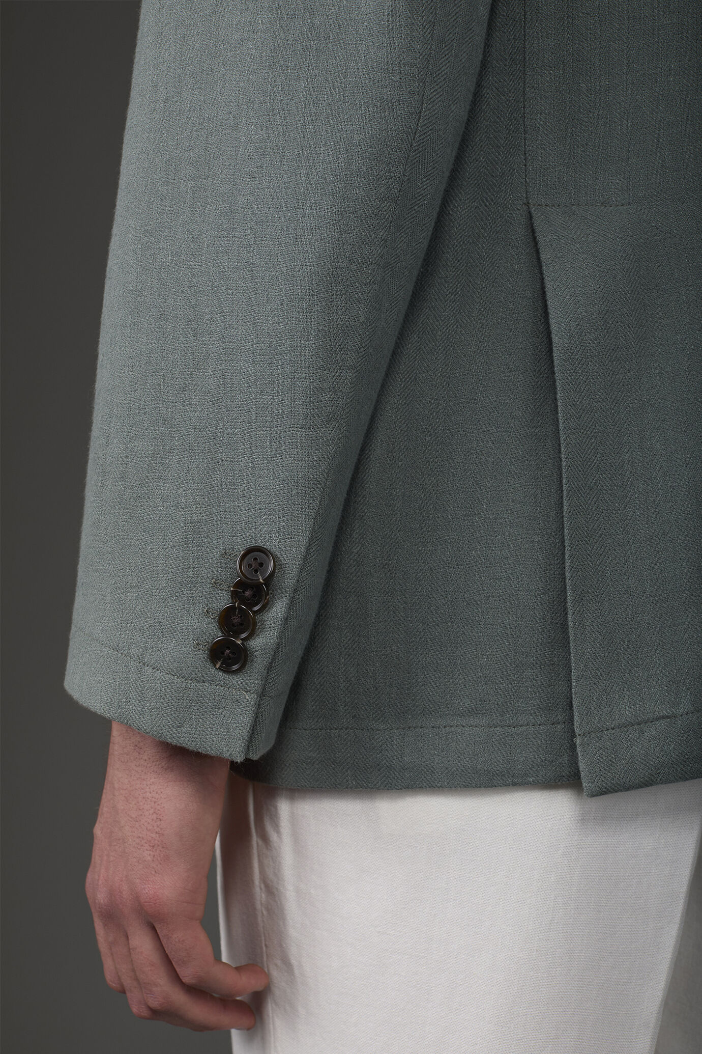 Einreihiges, ungefüttertes Herrensakko mit spitzem Revers und Pattentaschen. image number 3