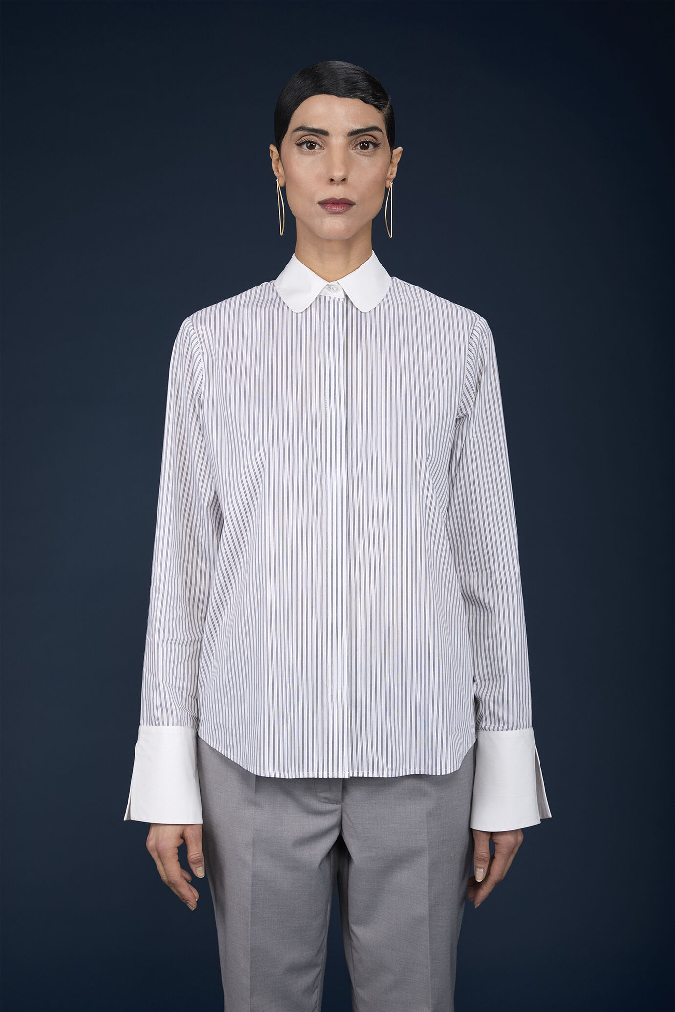 Chemise classique pour femme, modèle avec col claudine et poignets unis, en tissu rayé teint en fil