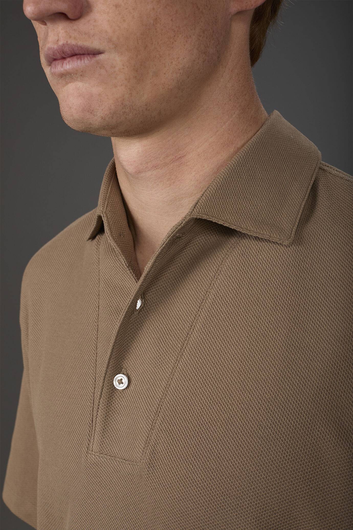 Men's short-sleeved polo shirt in 100% honeycomb cotton image number 2