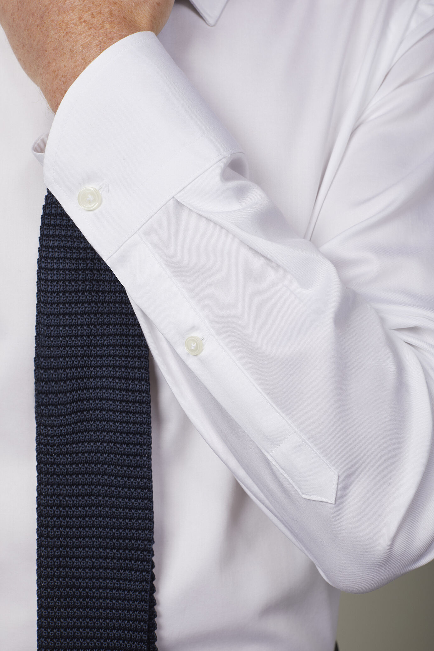 Chemise homme à col classique en tissu sergé uni 100 % coton coupe régulière image number 4