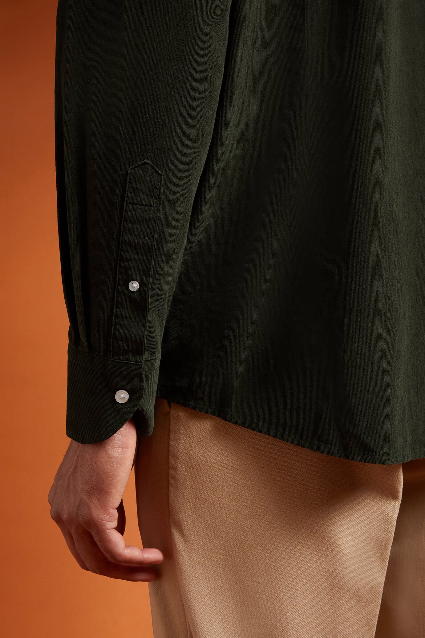 Chemise d&eacute;contract&eacute;e pour homme &agrave; col classique, 100% coton, tissu velours milleraies uni, coupe confort image number 3