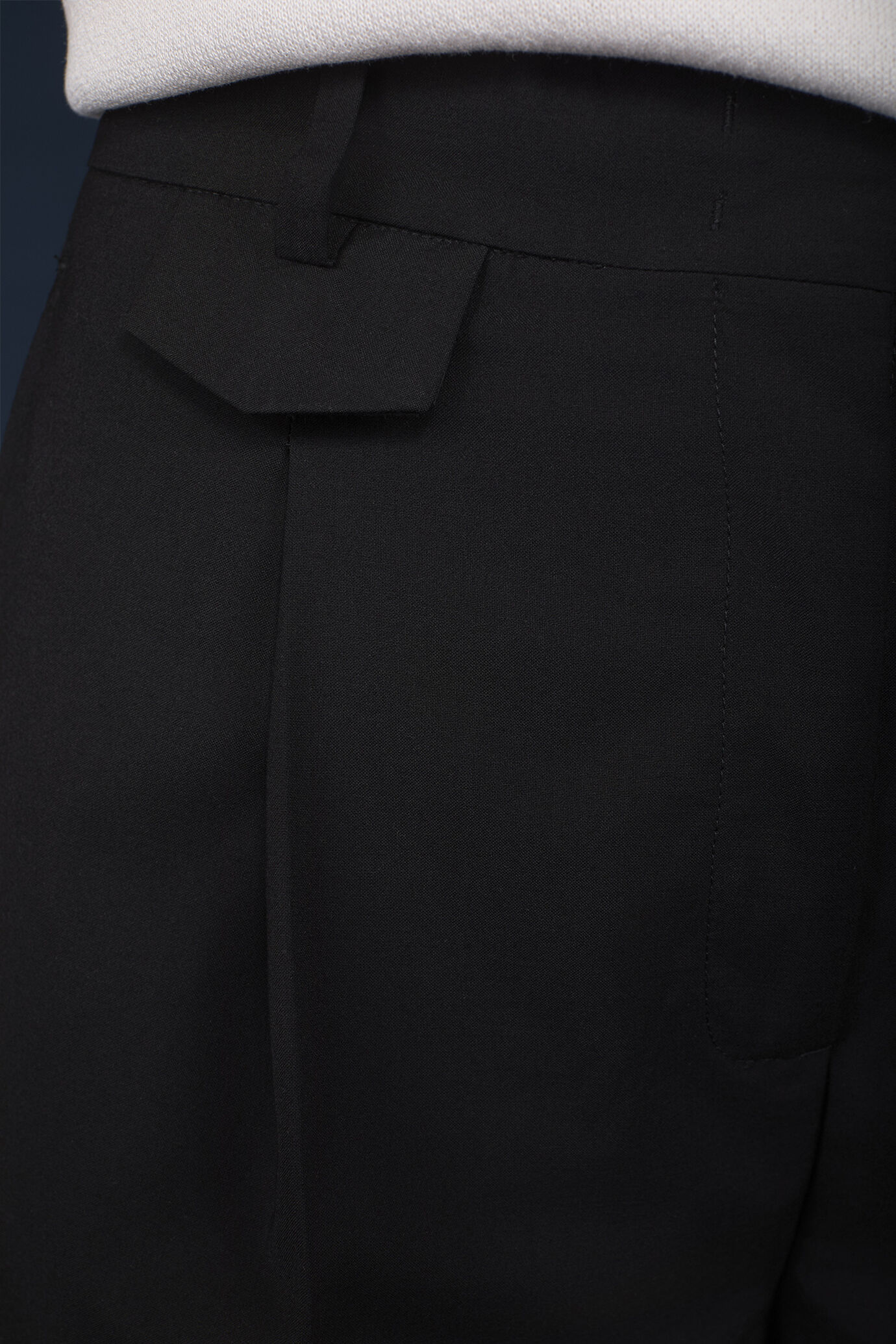 Pantalone donna dal fit morbido con dettaglio del flap sotto cintura image number 3