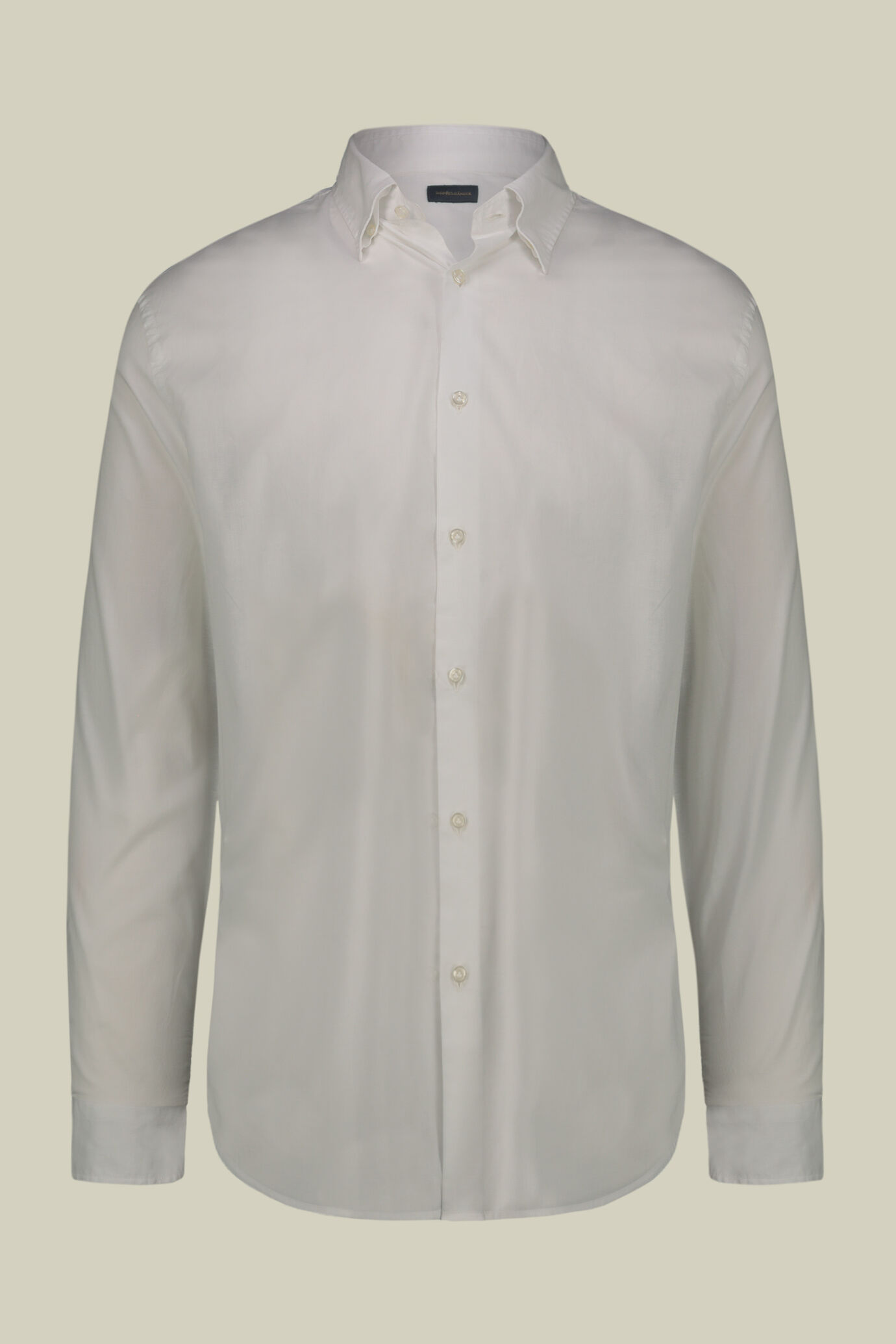 Chemise homme décontractée, col à boutons cachés, confectionnée dans un tissu en mousseline lavé