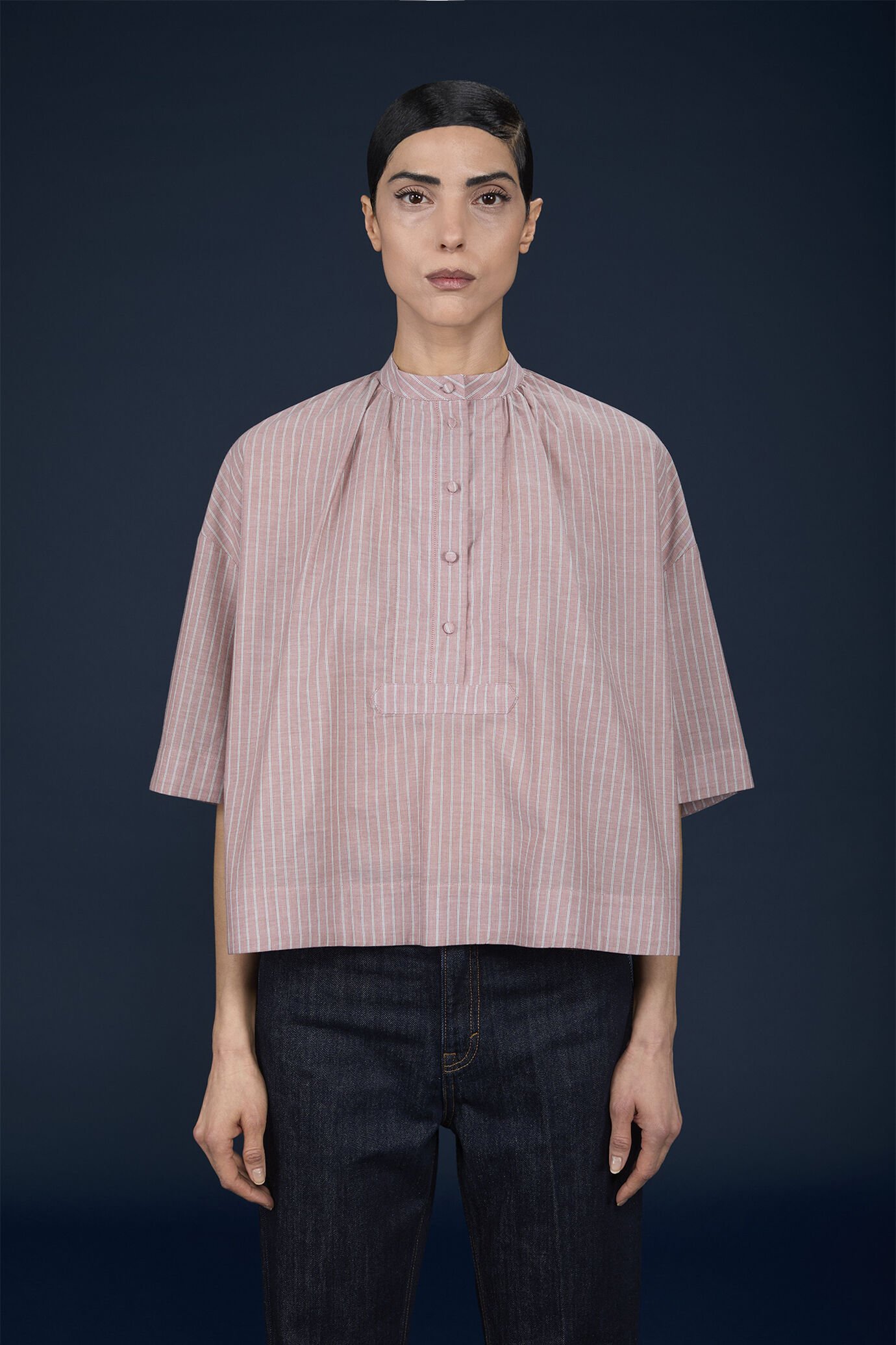 Camicia donna manica corta con collo coreano e fit boxy in tessuto tinto filo a righe image number 1
