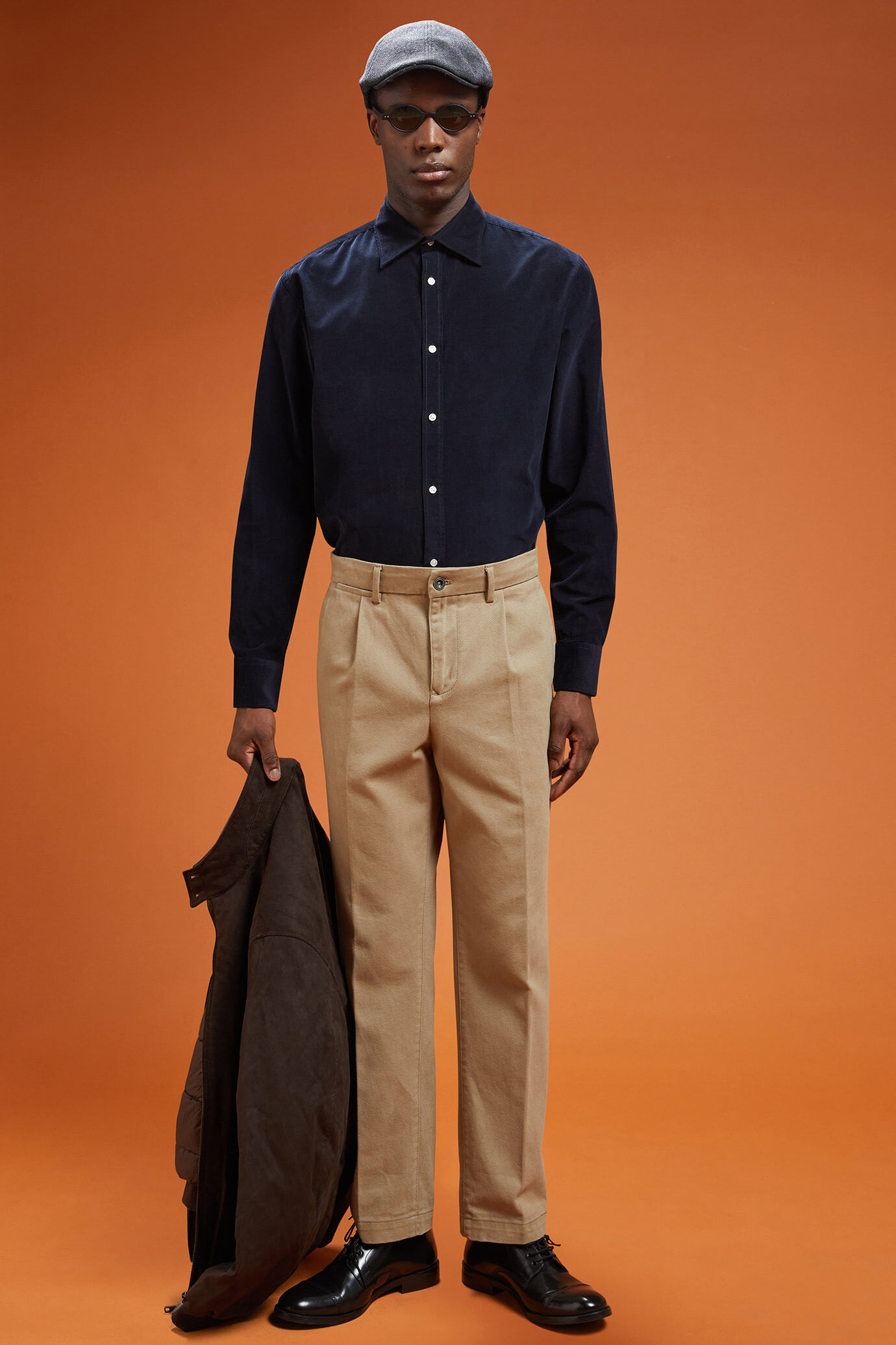 Men's comfort fit casual shirt with a classic collar in plain 100% cotton 21-wale corduroy image number 1