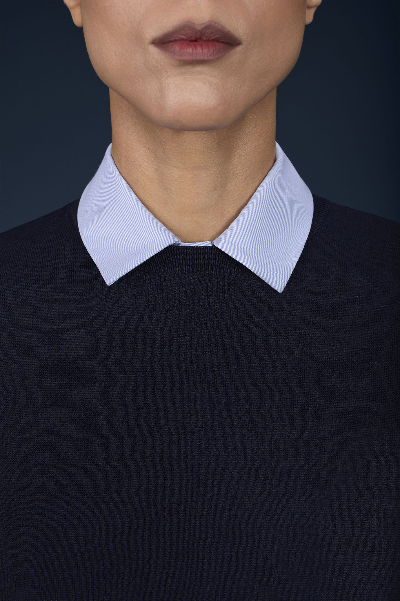 Women's long-sleeved crew-neck top image number 2