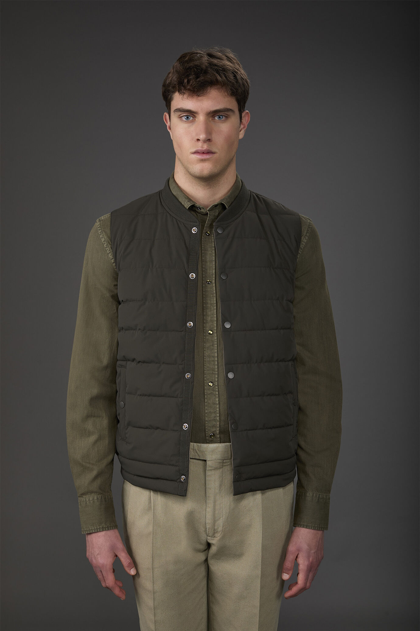 Men's reversible two-colour sleeveless vest with light padding image number 1