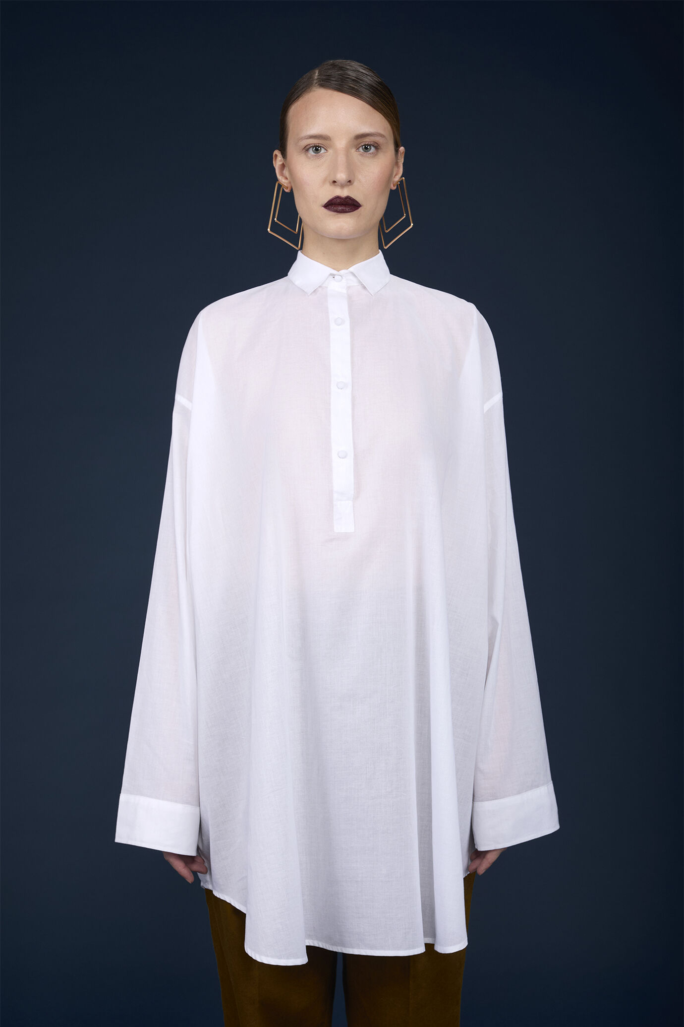 Camicia donna oversized con bottoni foderati in mussola di cotone tinta unita