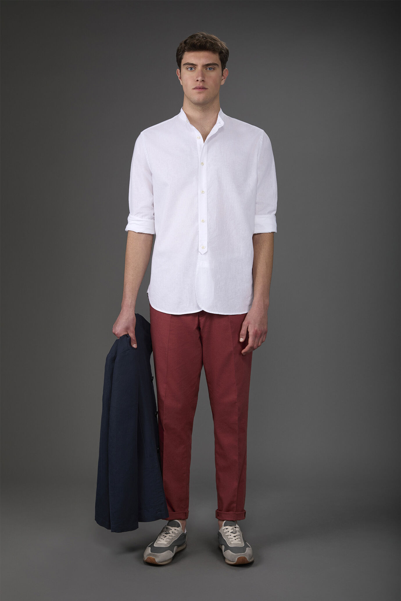 Camicia uomo casual collo alla coreana e abbottonatura a metà tessuto in lino e cotone lavato image number 2
