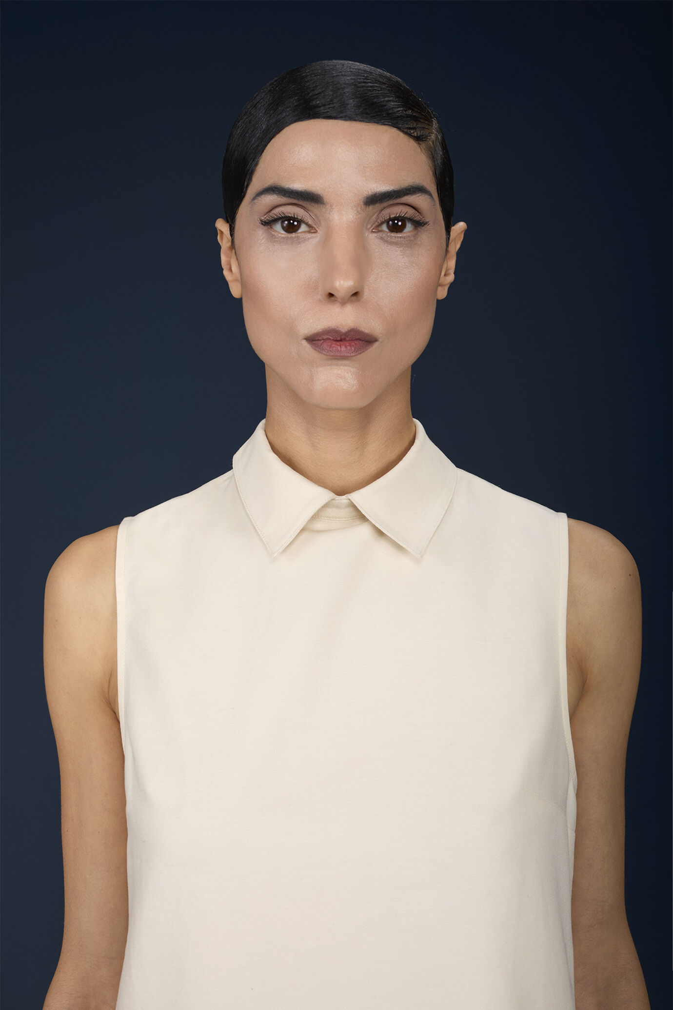 Short sleeveless dress with baby collar image number 2