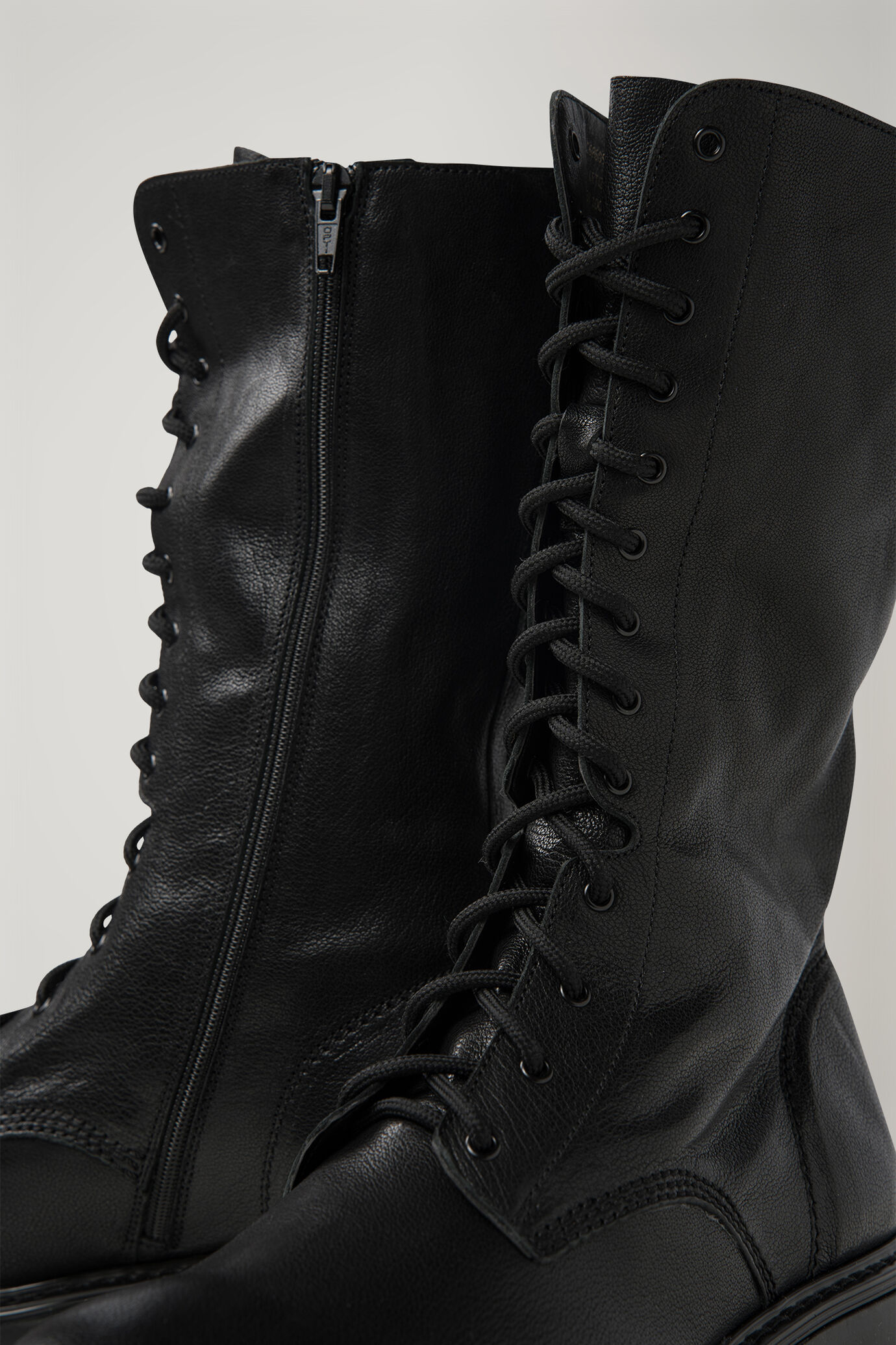 Stivale anfibio donna 100% pelle con suola in gomma image number 3