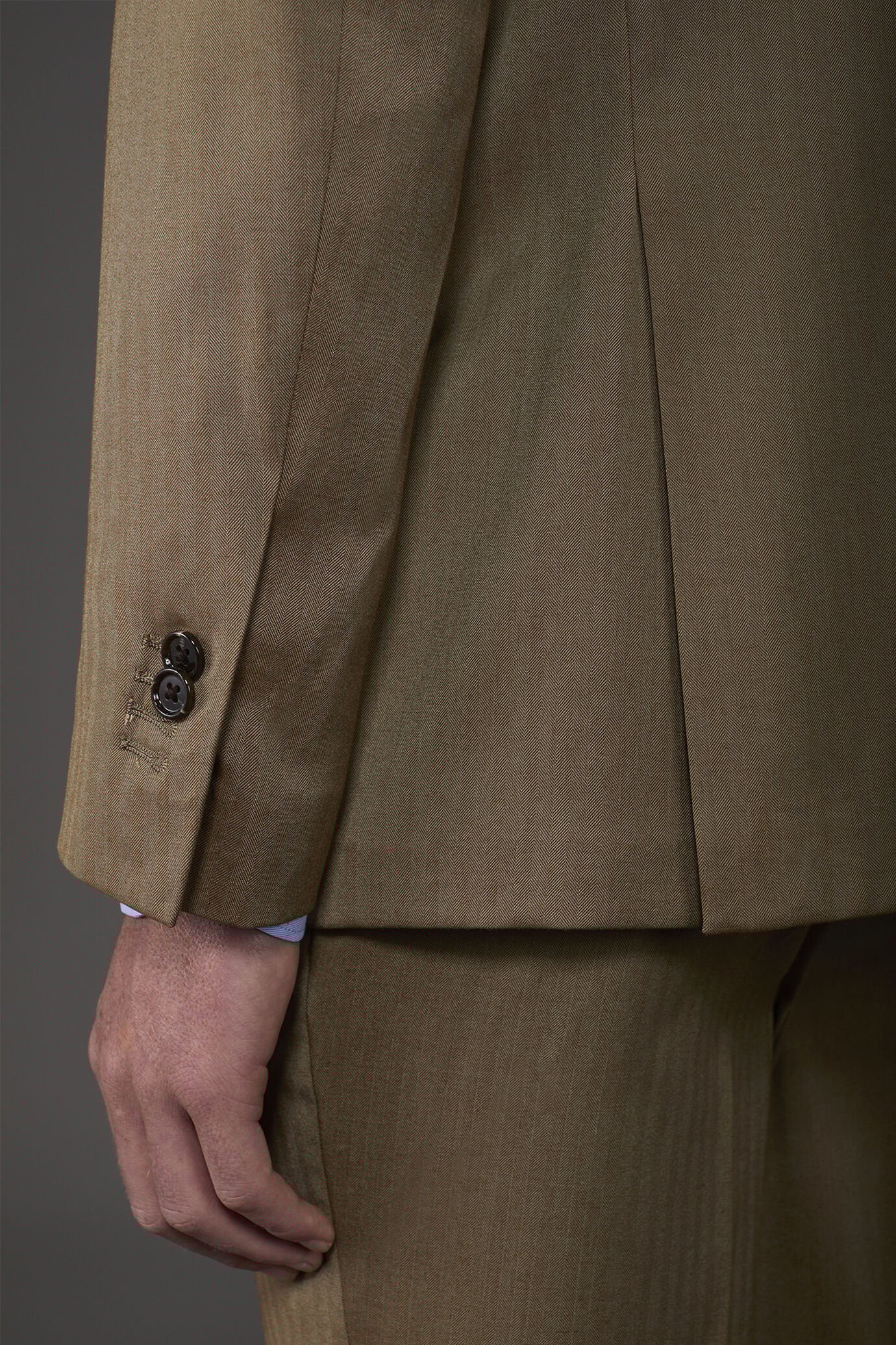 Single-breasted men's suit with single-pleat trousers in iridescent effect herringbone design fabric image number 3