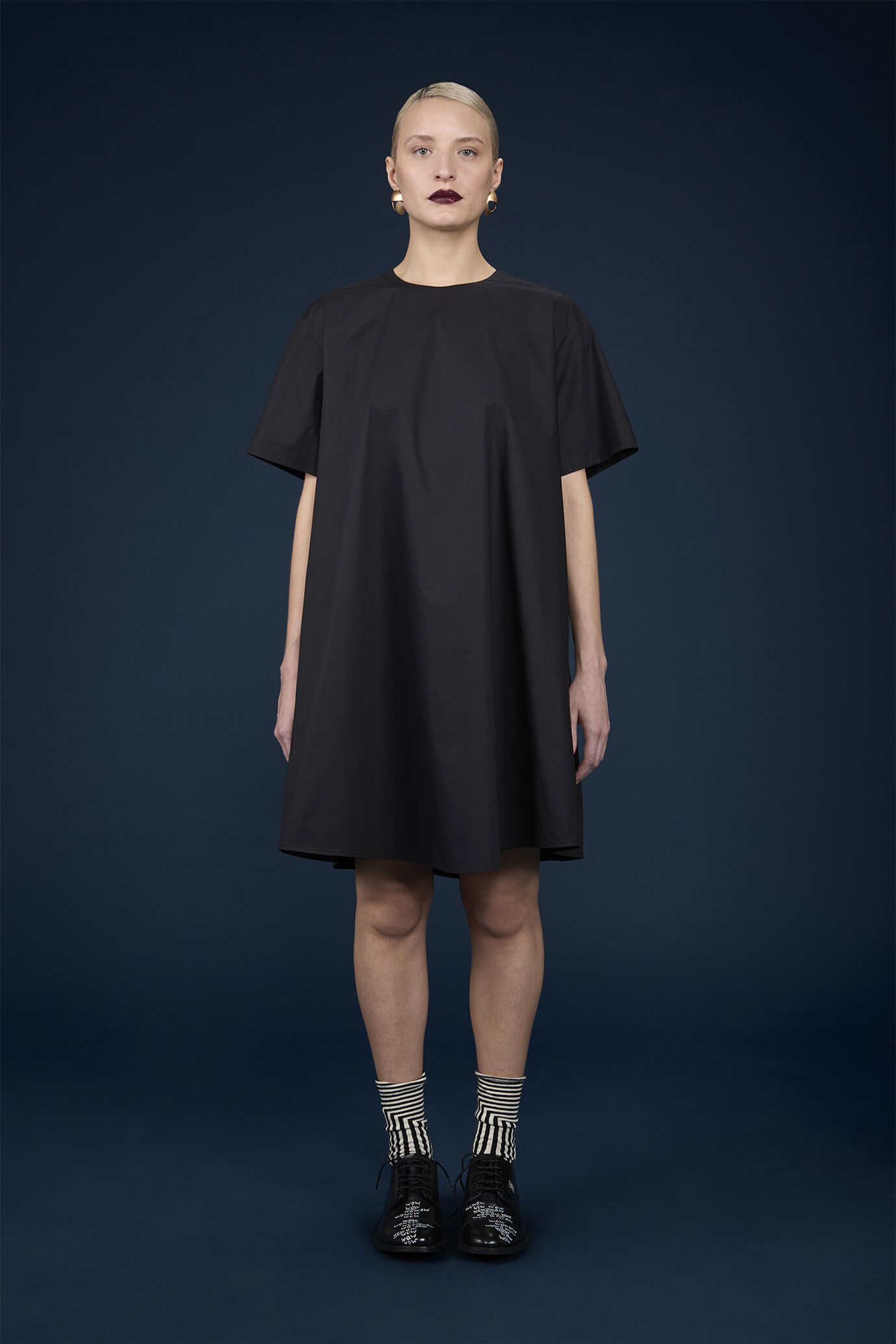 Short flared dress with short sleeves and side pockets image number 1