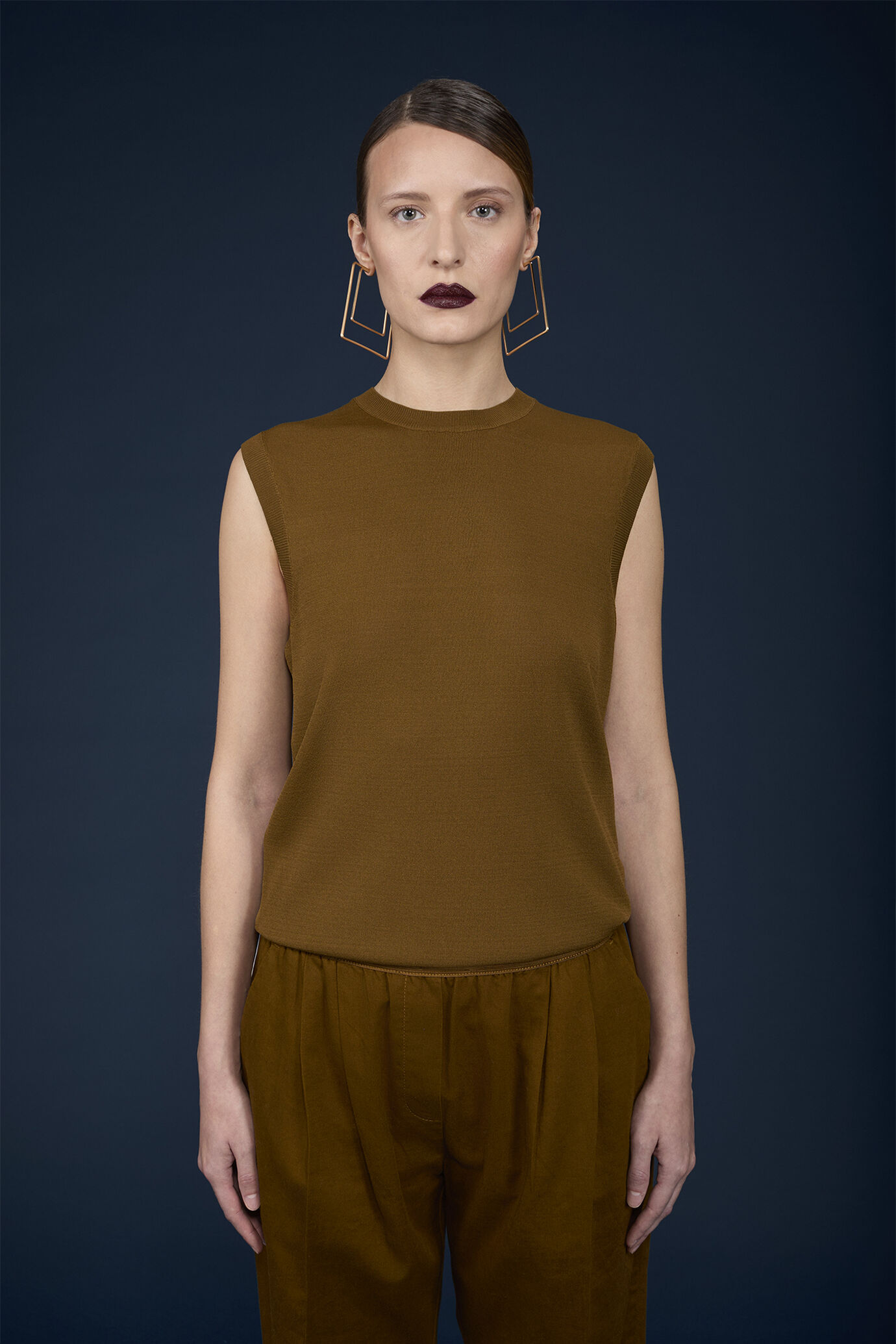 Women's knitted crew-neck waistcoat