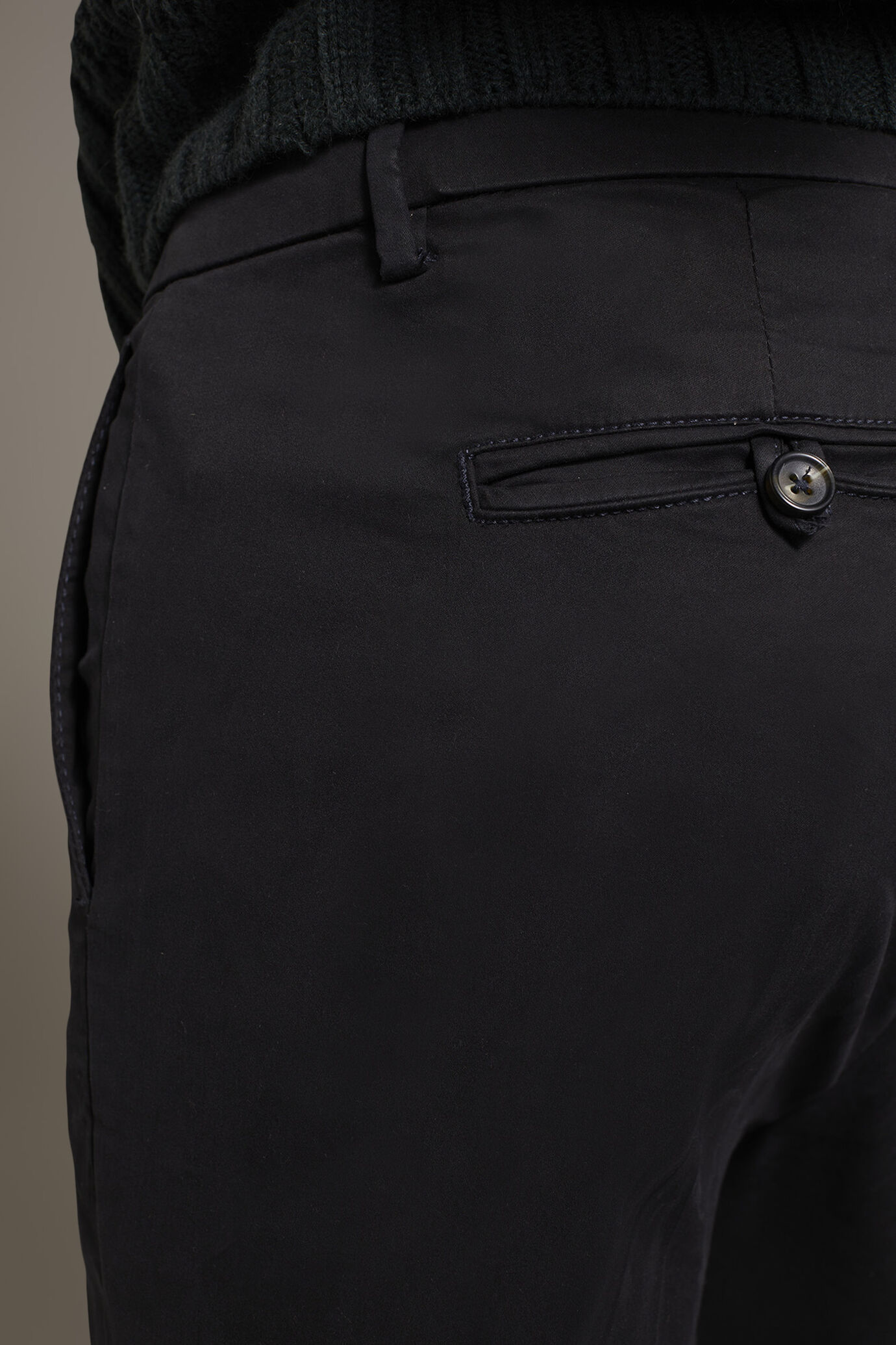 Pantalone chino uomo con pinces singola image number 4