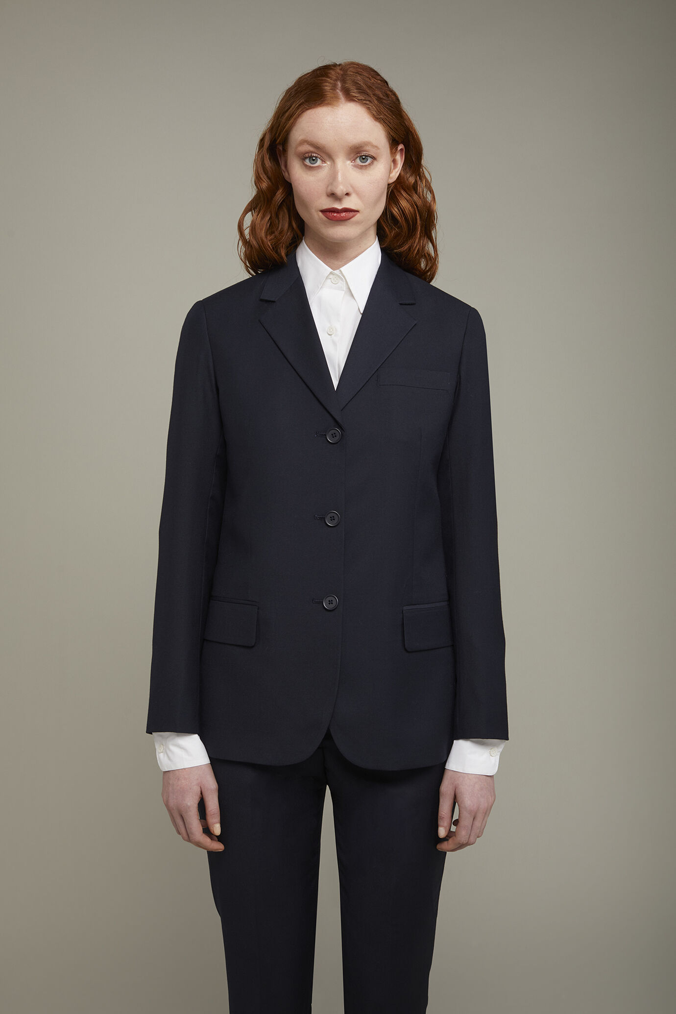 Women's three-button plain single-breasted jacket image number 2