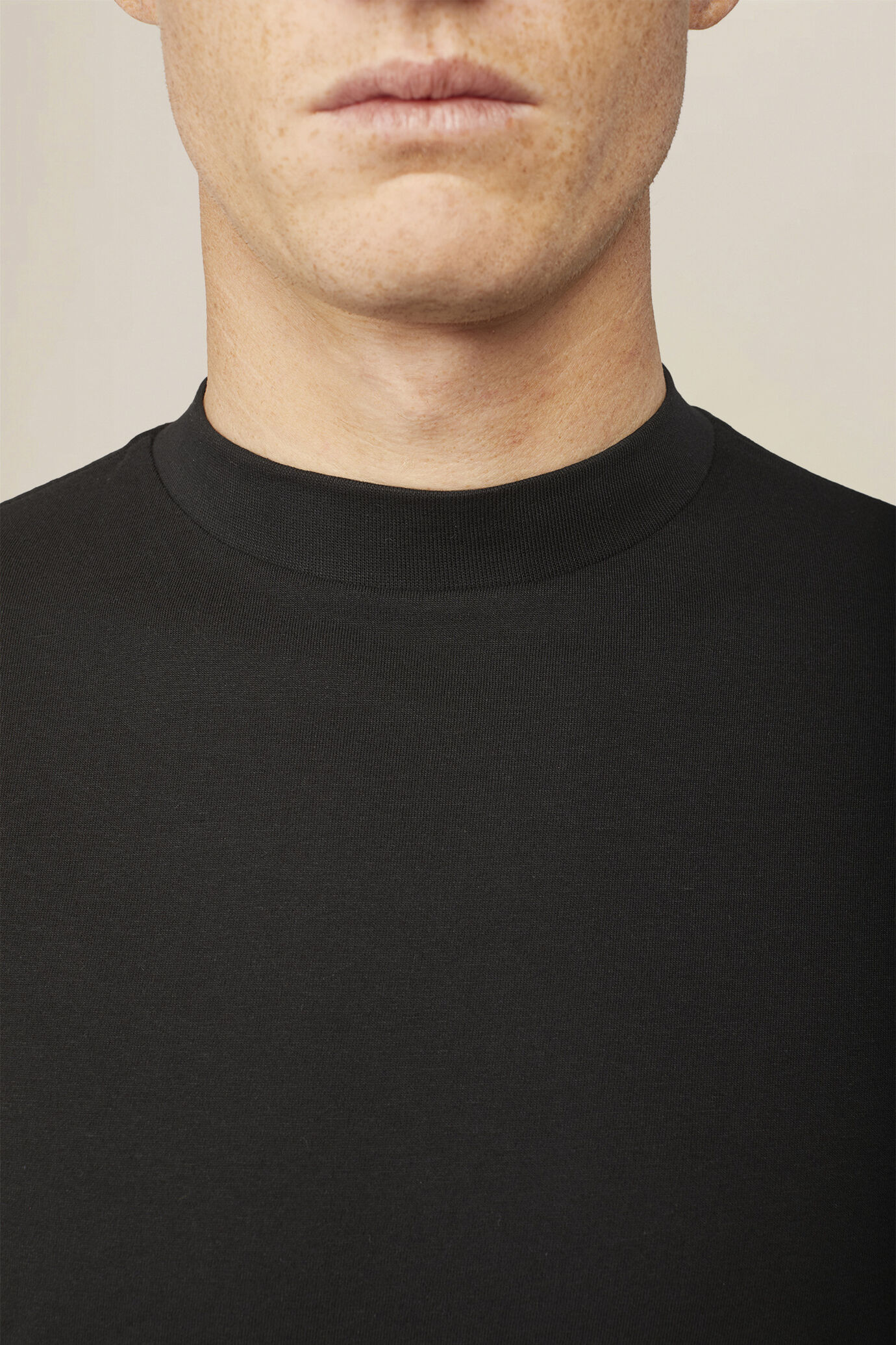 Men's T-shirt in 100% cotton jersey with slightly high neck image number 2