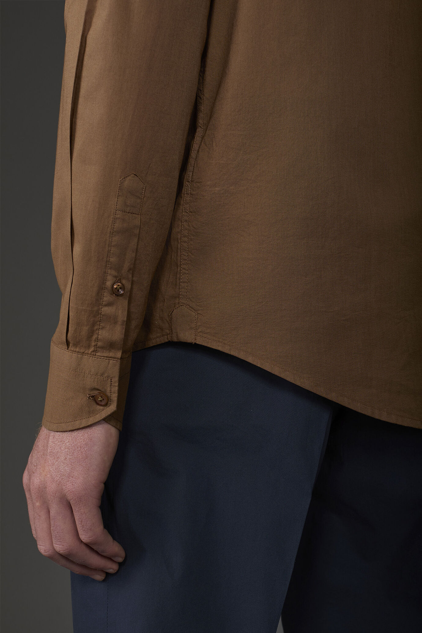 Men's casual shirt with a concealed button down collar in washed muslin fabric 100% cotton image number 4