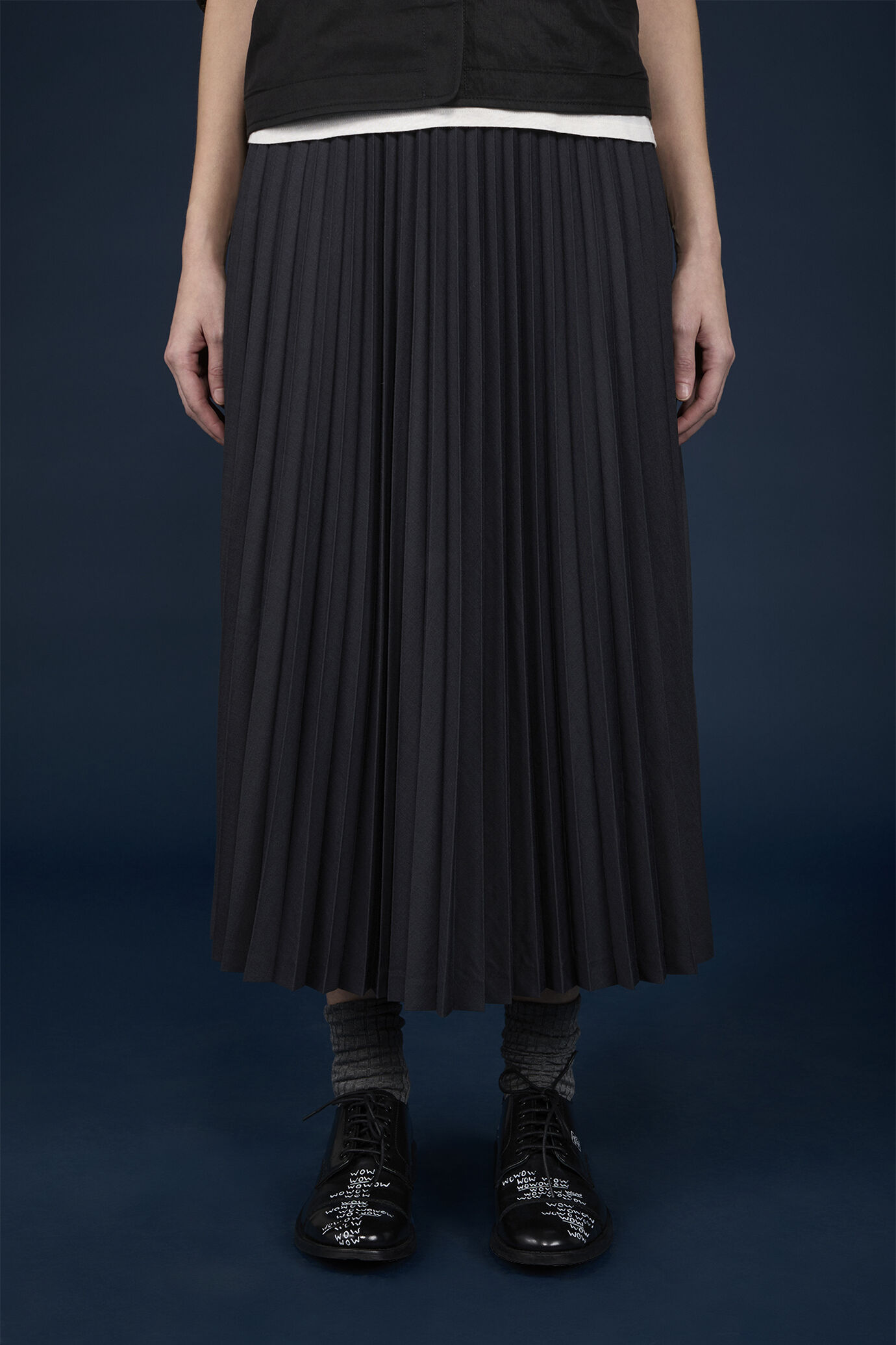 Gonna donna pliss&egrave; in tessuto tinta unita con ricamo interno regular fit image number 1