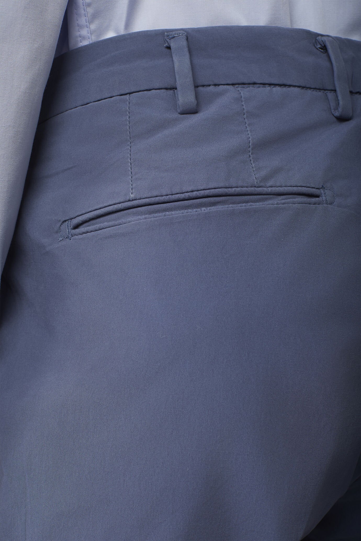 Pantalone uomo in cotone leggero con due piccole pinces e bottone nascosto image number 3