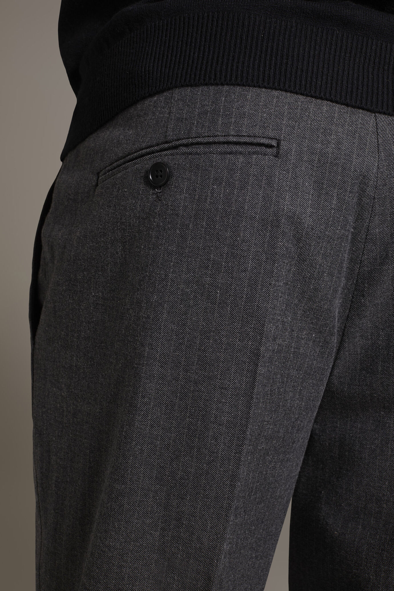 Pantalone regular fit senza pinces piega classica image number 4
