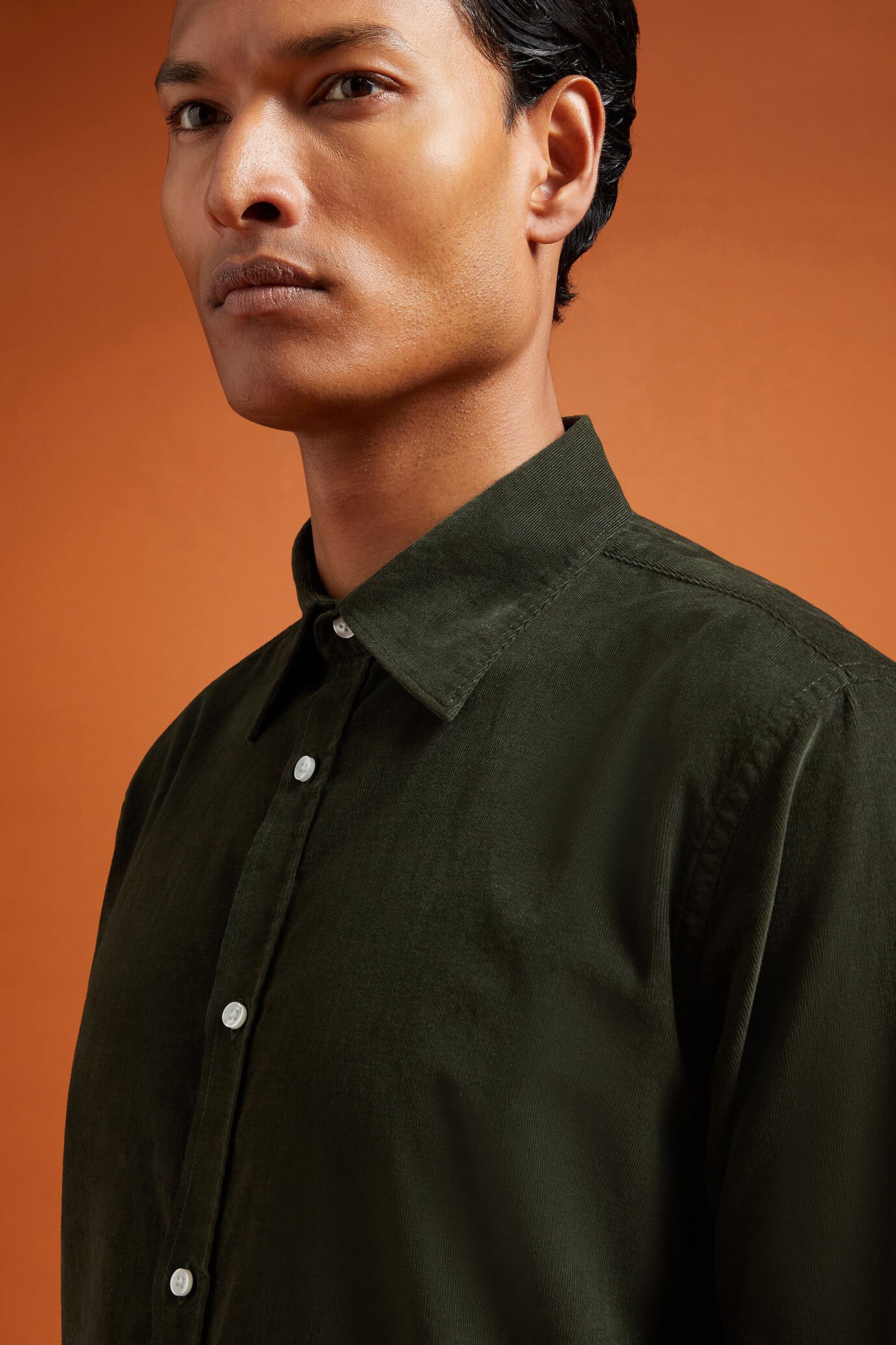 Chemise d&eacute;contract&eacute;e pour homme &agrave; col classique, 100% coton, tissu velours milleraies uni, coupe confort image number 2