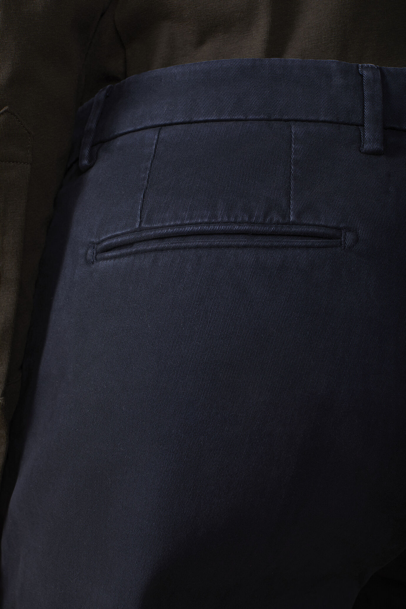 Classic men's chinos in regular fit with stretch twill construction image number 3