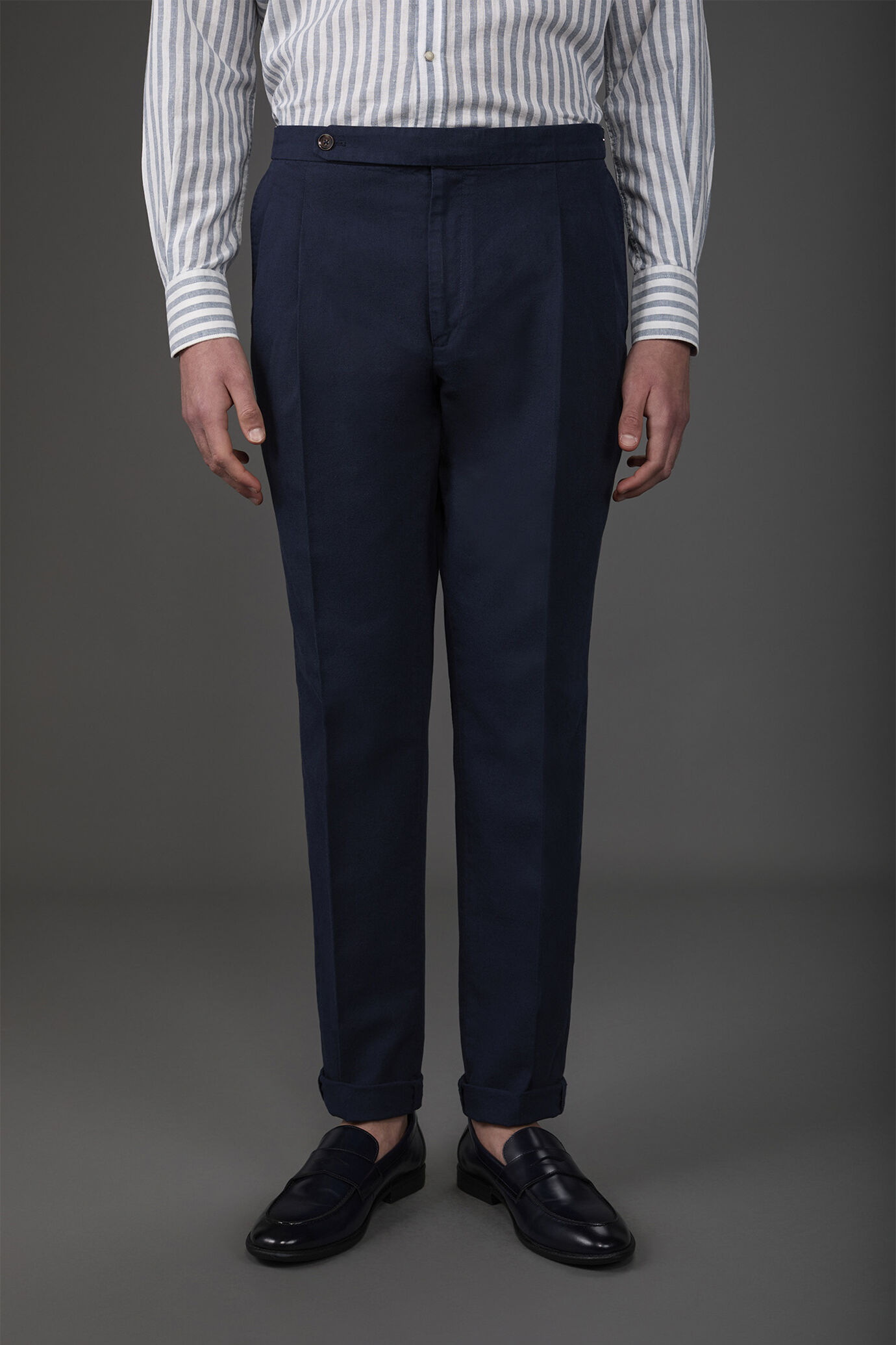 Pantalon homme à double plis et boucles latérales en mélange coton/lin image number 1