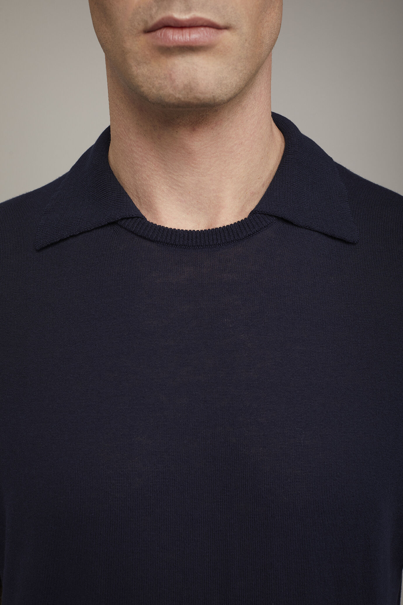 Herren-Poloshirt mit Rundhalsausschnitt und kurzen Ärmeln aus 100 % Baumwolle in normaler Passform image number 3