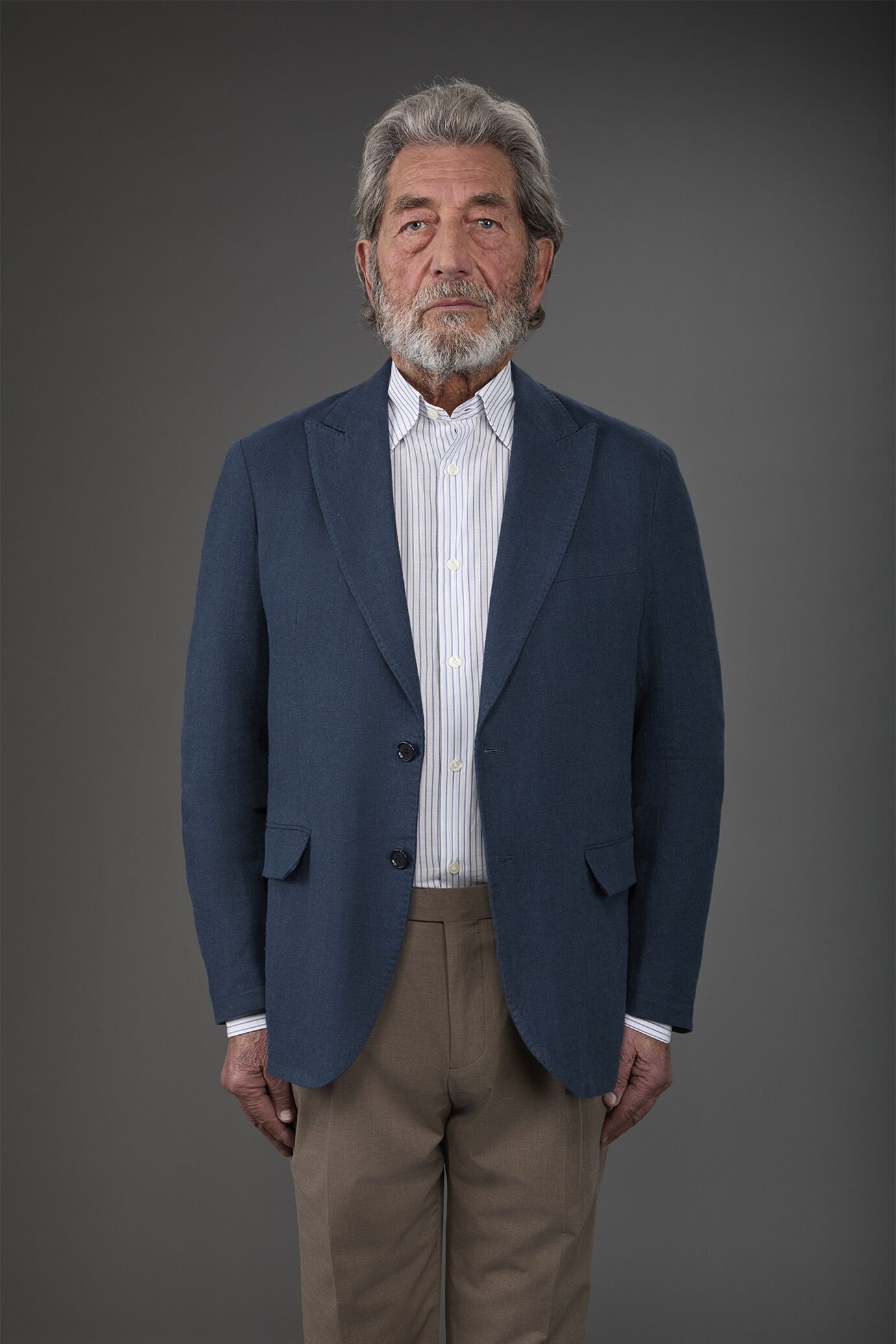 Veste homme à simple boutonnage, non doublée, avec revers en pointe et poches à rabat. image number 1