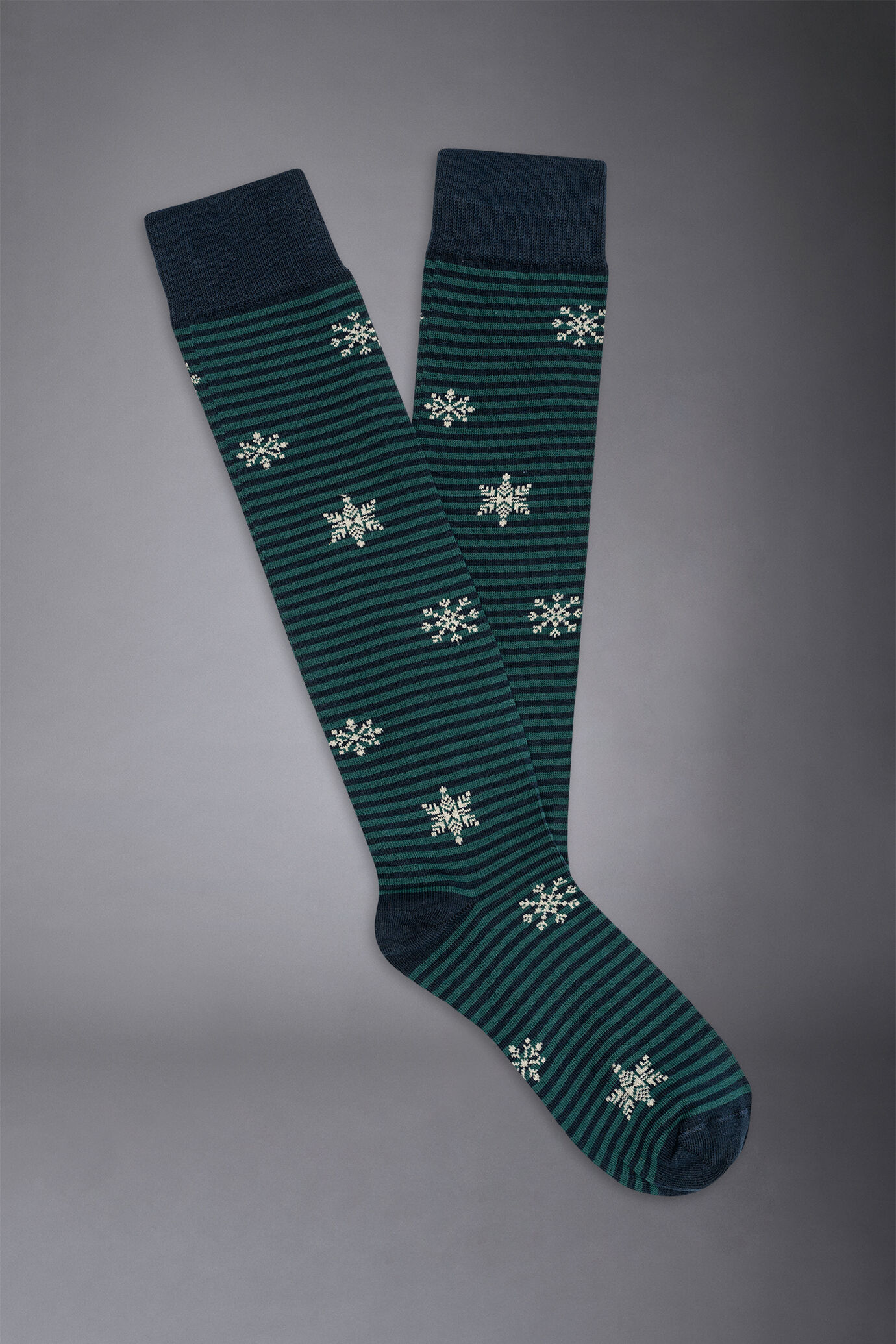 Men's knitted long socks with snowflakes pattern made in Italy image number 0