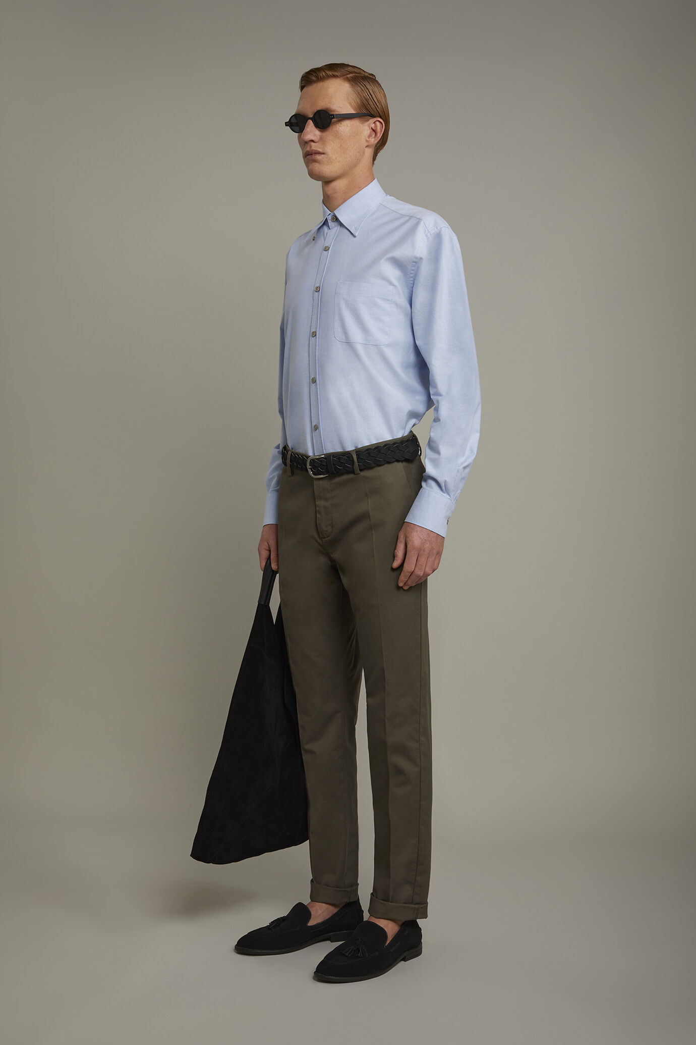 Einfarbiges Herrenhemd mit klassischem Button-Down-Kragen aus gestreiftem, extrem leichtem Oxford-Stoff in bequemer Passform image number 1