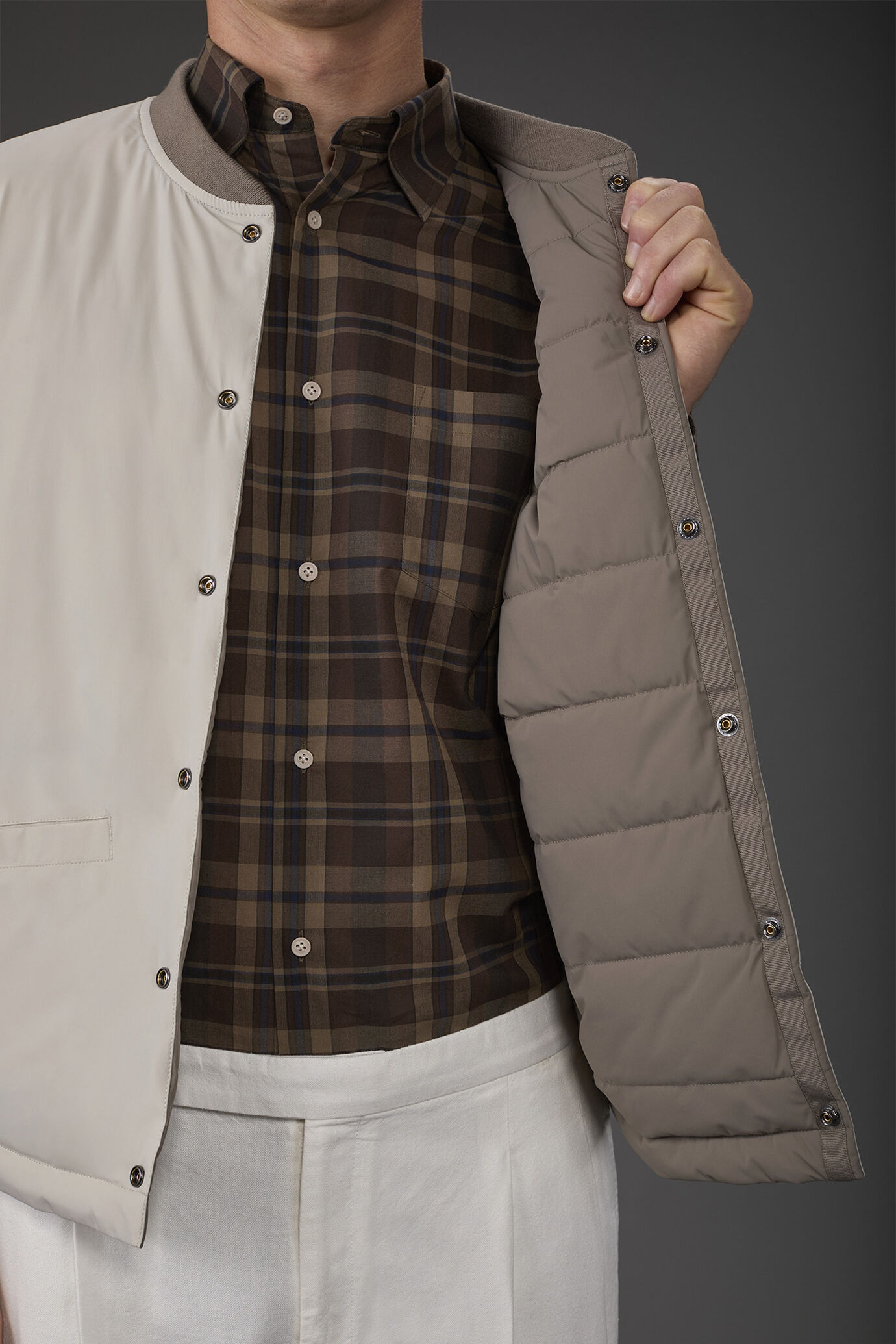 Gilet uomo reversibile bi-colore con imbottitura leggera image number 5
