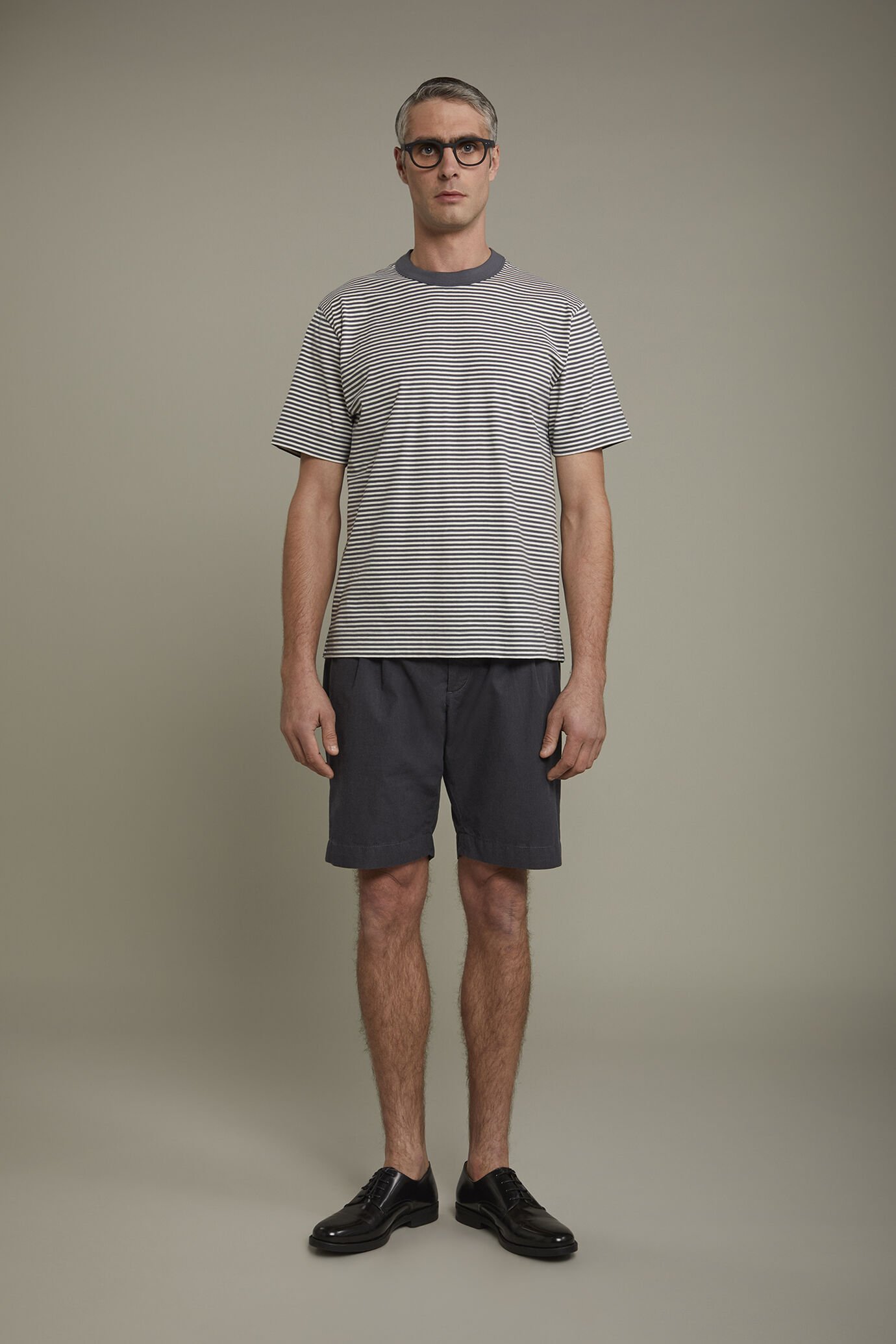 Bermudashorts für Herren mit doppelten Abnähern und Kordelzug in der Taille aus Slub-Baumwollstoff image number 2