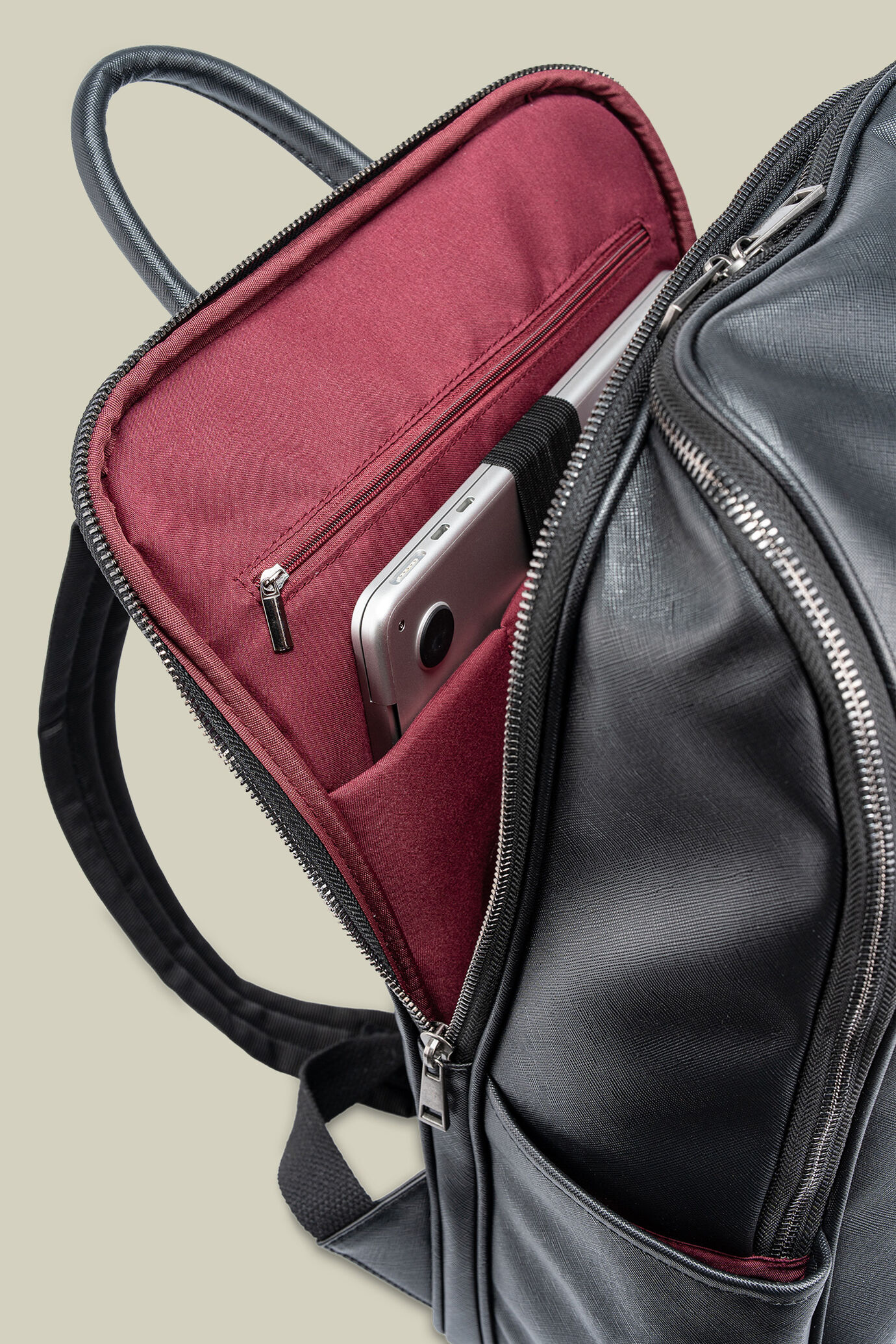 Herrenrucksack aus Kunstleder in mattem saffiano image number 2