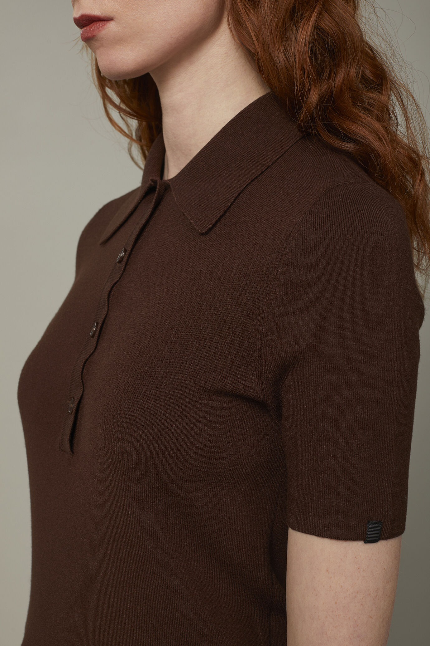 Einfarbiges Damen-Poloshirt mit kurzen Ärmeln aus Strick image number 4