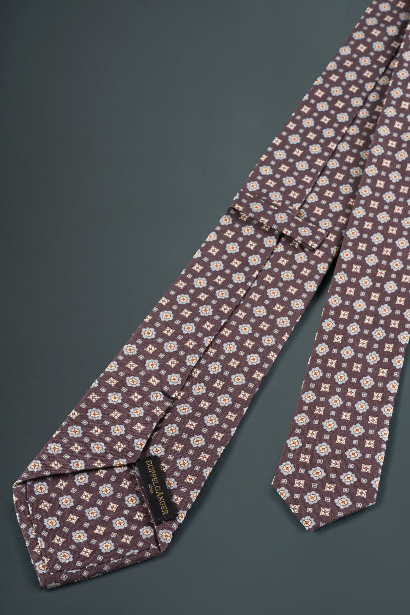 Cravatta uomo con stampa geometrica e floreale a contrasto image number 1